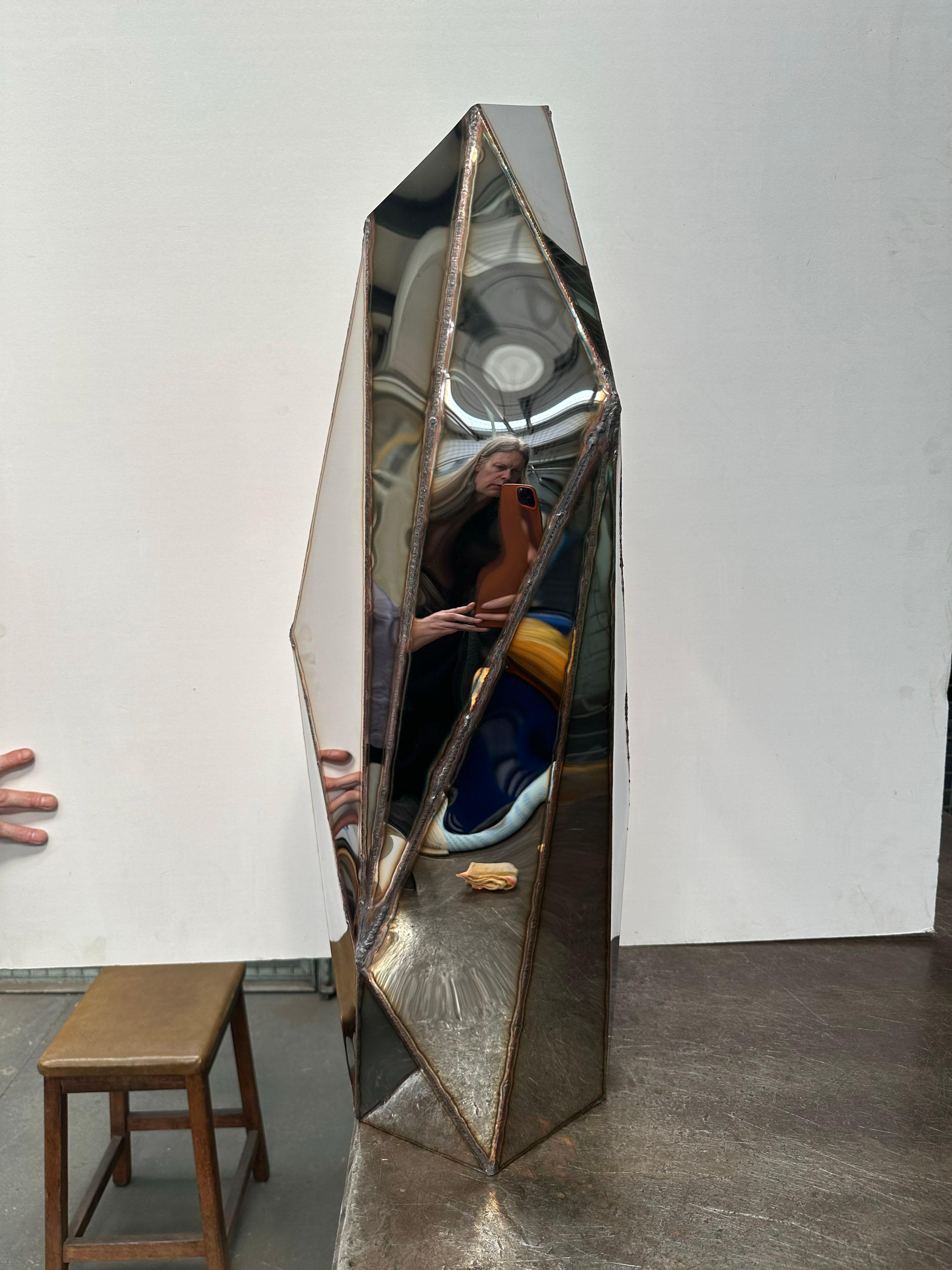 Lampe à poser Castle en acier inoxydable poli miroir soudé par Julian Mayor
Édition limitée à 8 + 4AP.
Dimensions : D 27 x L 30 x H 81cm. 
MATERIAL : Acier inoxydable poli miroir.

Toutes nos lampes peuvent être câblées en fonction de chaque pays.