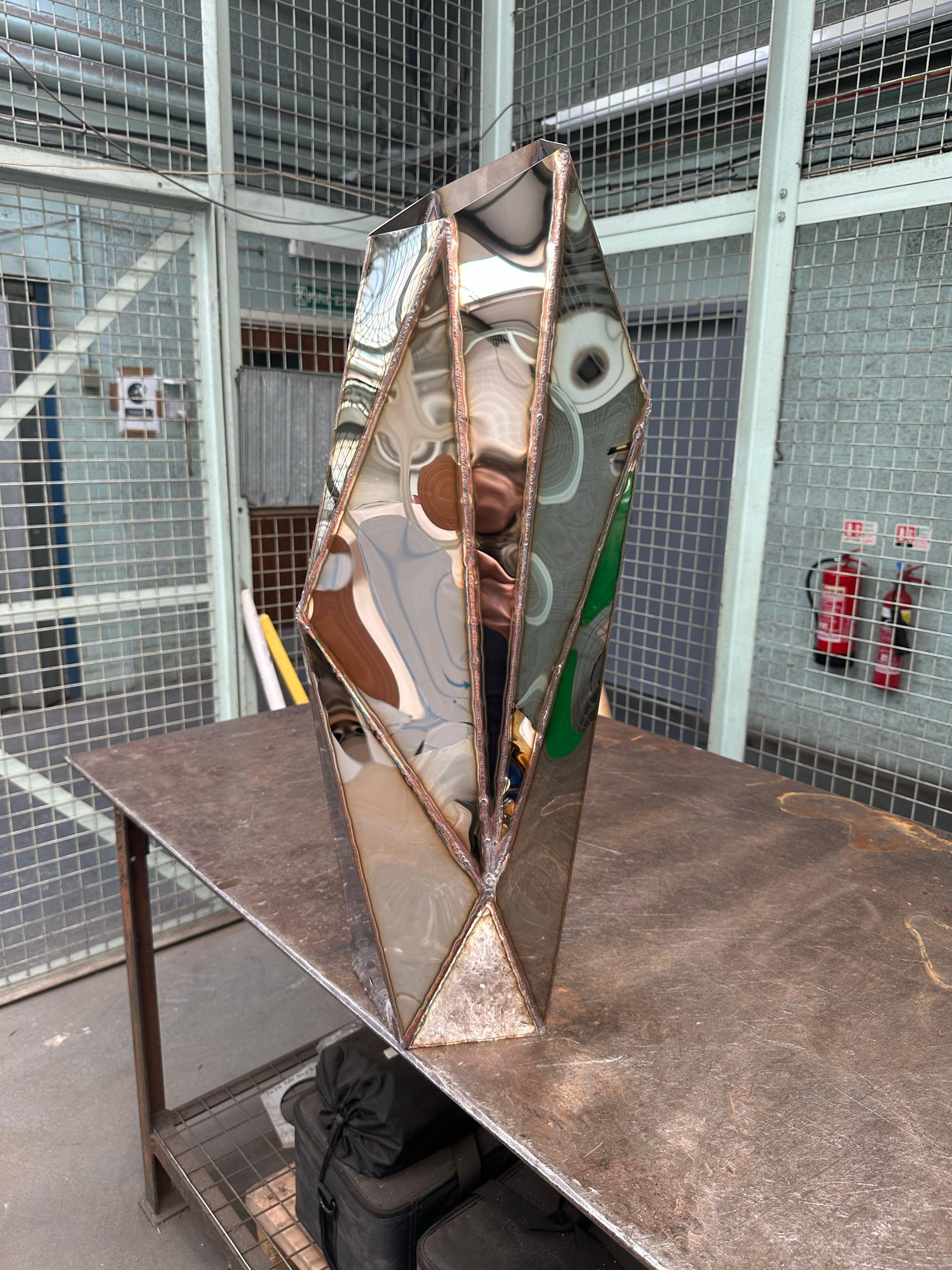 XXIe siècle et contemporain Lampe à poser Castle en acier inoxydable poli miroir soudé par Julian Mayor en vente