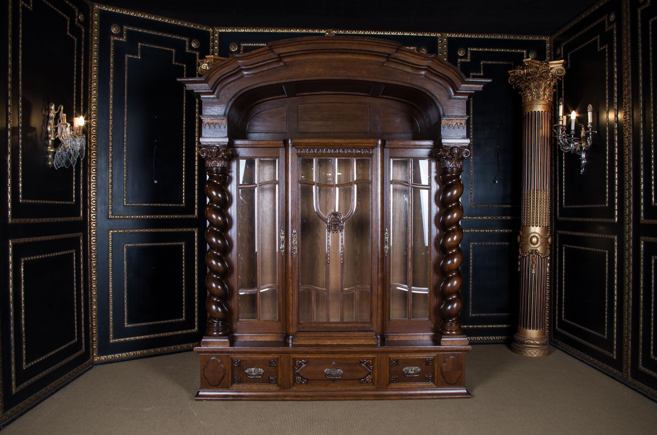 Castle worthy cabinet Neo Renaissance circa 1860-1880 oak

High-right tower carcass. High quality oak with rich carvings. On three narrow profiled and richly carved frame, above hochrechteckiger corpus. The glass doors with ornamental molding and