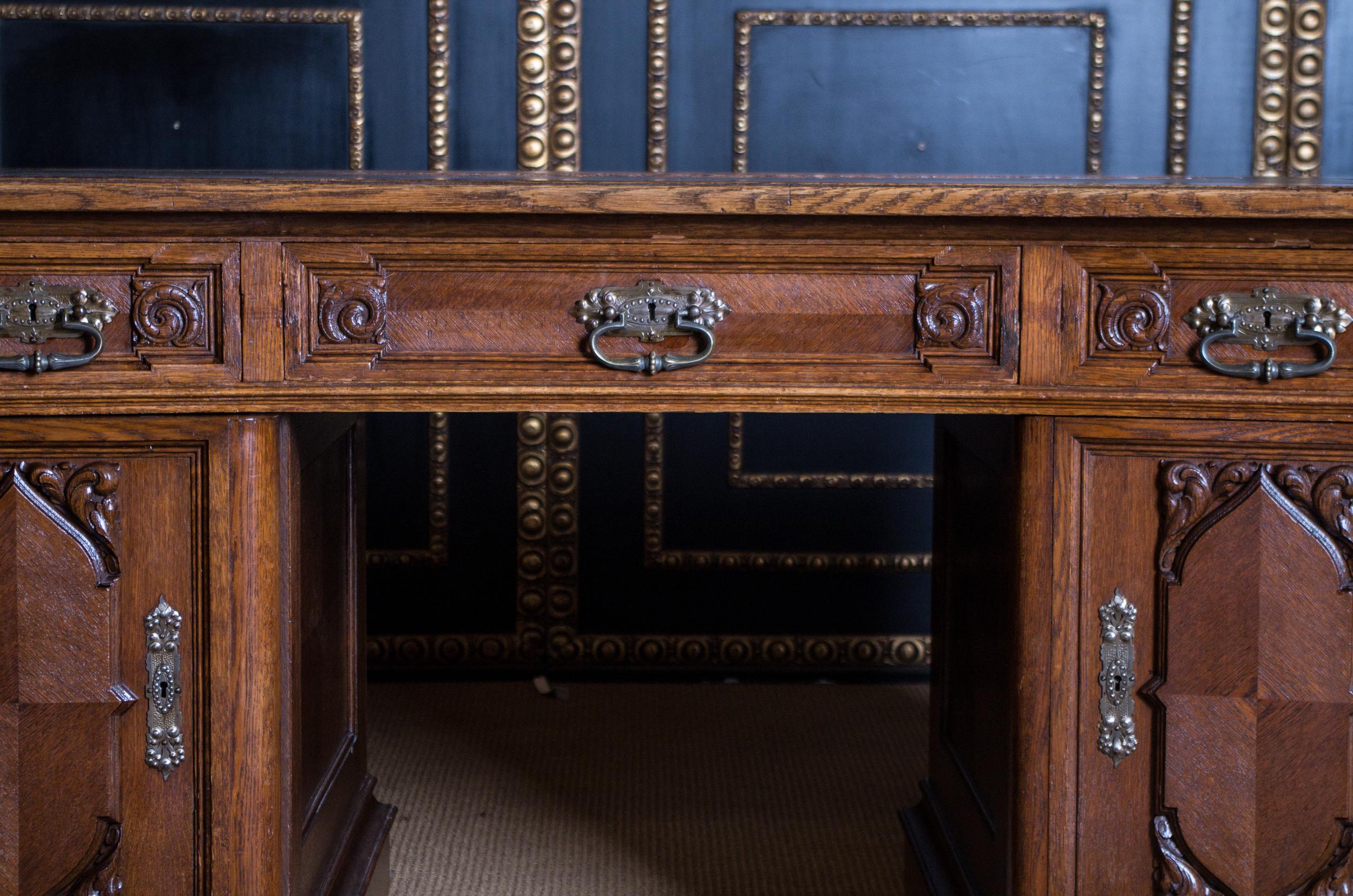 Castle Worthy Splendor Desk Neo Renaissance circa 1860-1880 Oak In Good Condition In Berlin, DE