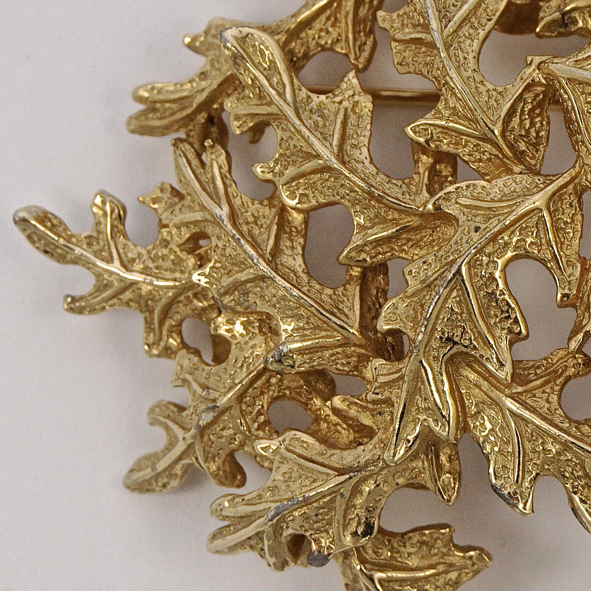 Castlecliff gold plated brooch with a lovely oak leaves design, it is slightly dome shaped. Measuring width 5.8cm / 2.28 inches by 4.5cm / 1.77 inches. The clasp works well.

This beautiful vintage statement brooch would look lovely for everyday