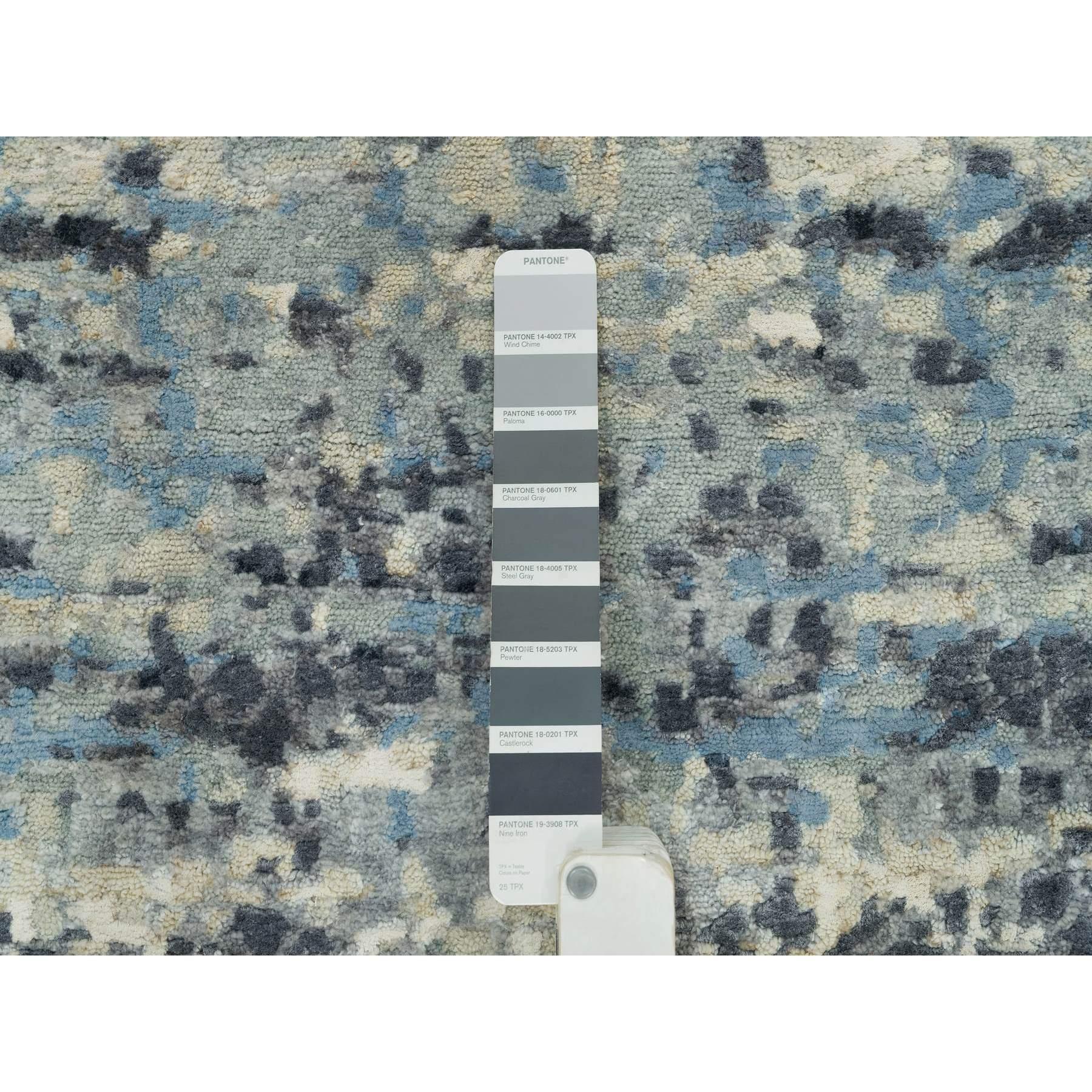 XXI secolo e contemporaneo Tappeto rotondo in lana e seta grigio Castlerock, annodato a mano tono su tono, dal design moderno. in vendita