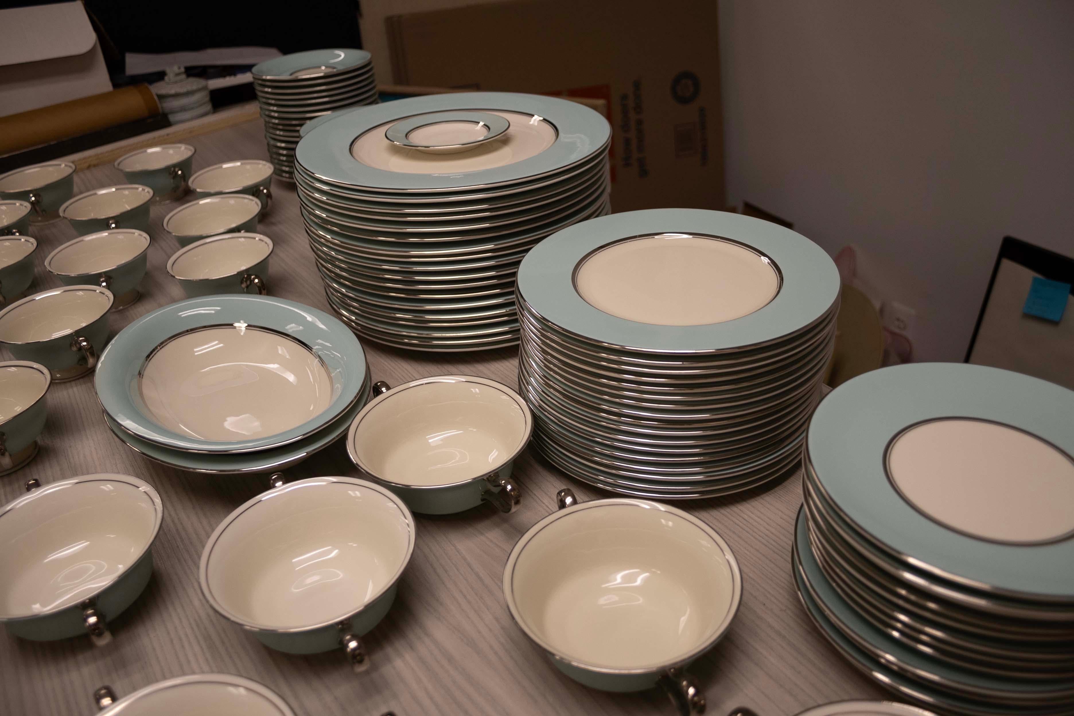 Castleton Turquoise et Platnium Rim Set of 114 Dishware Circa 1954-1972 en vente 7