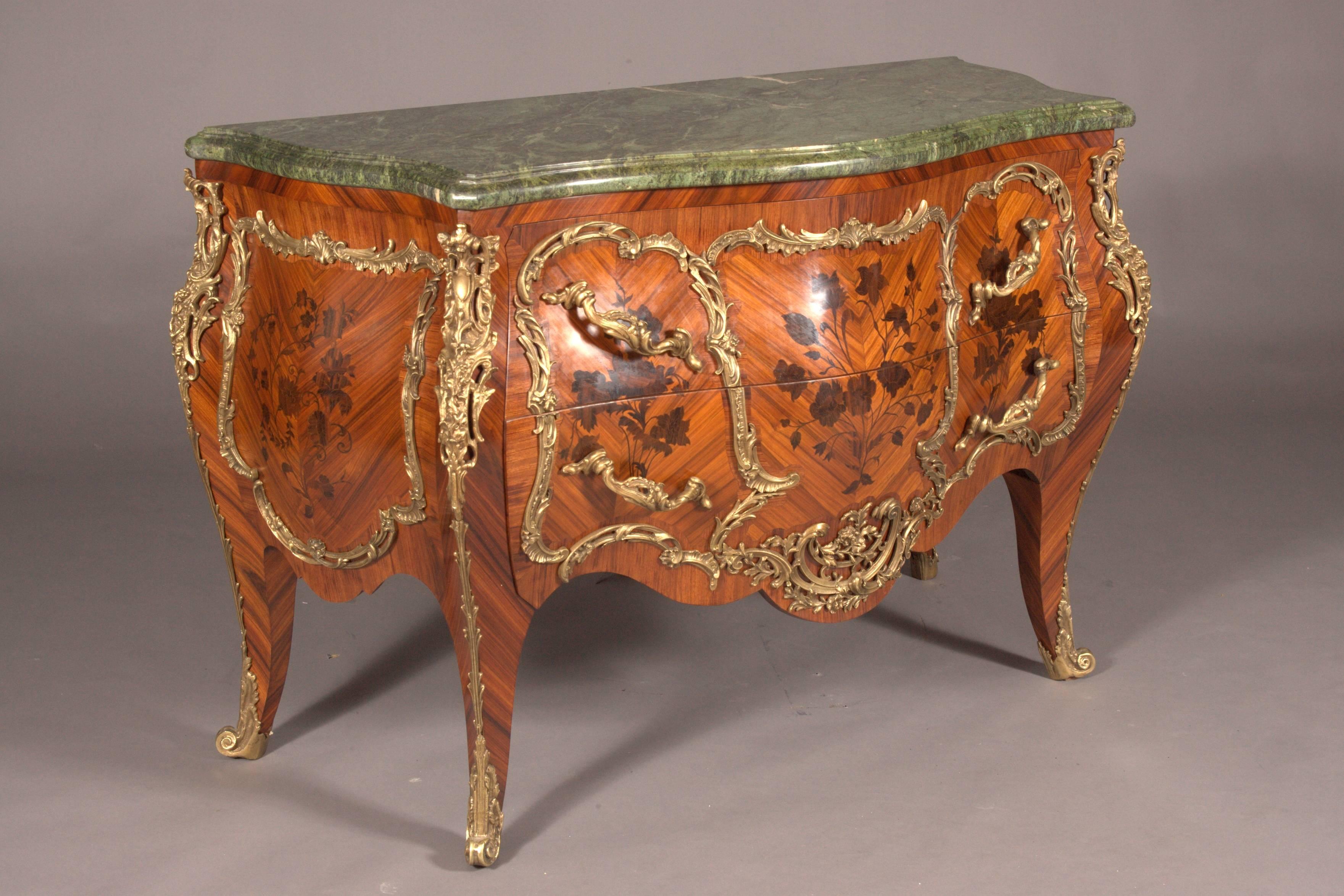Castleworthy French Chest of Drawers in antique Louis XVI Style Baroque inlay In Good Condition For Sale In Berlin, DE