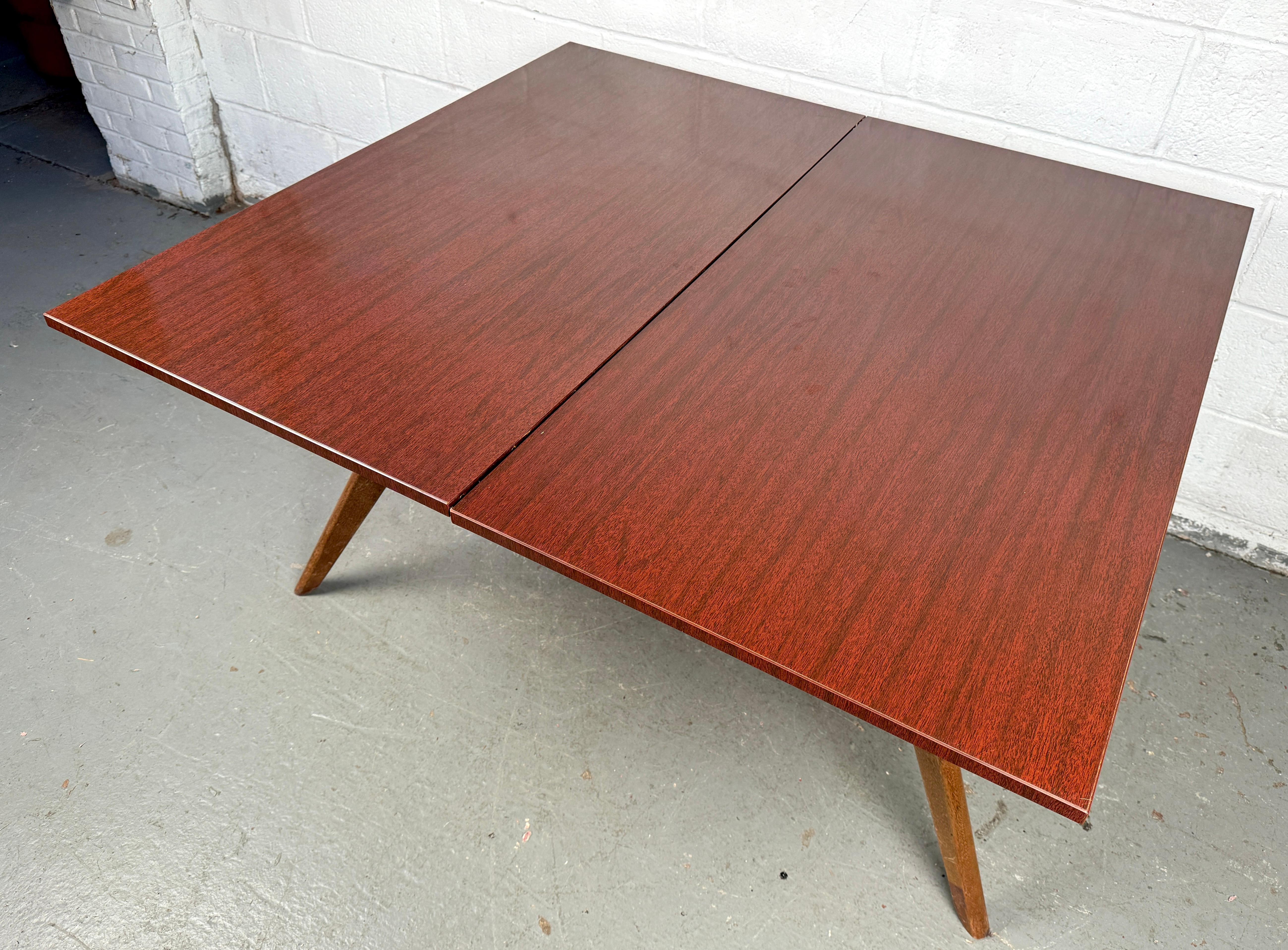 Una versátil y elegante Mesa Castro Convertible de Caoba, diseñada para pasar sin problemas de una mesa de comedor a un escritorio compacto o una mesa de centro. Con un diseño elegante y moderno de líneas limpias y fabricación duradera, esta pieza