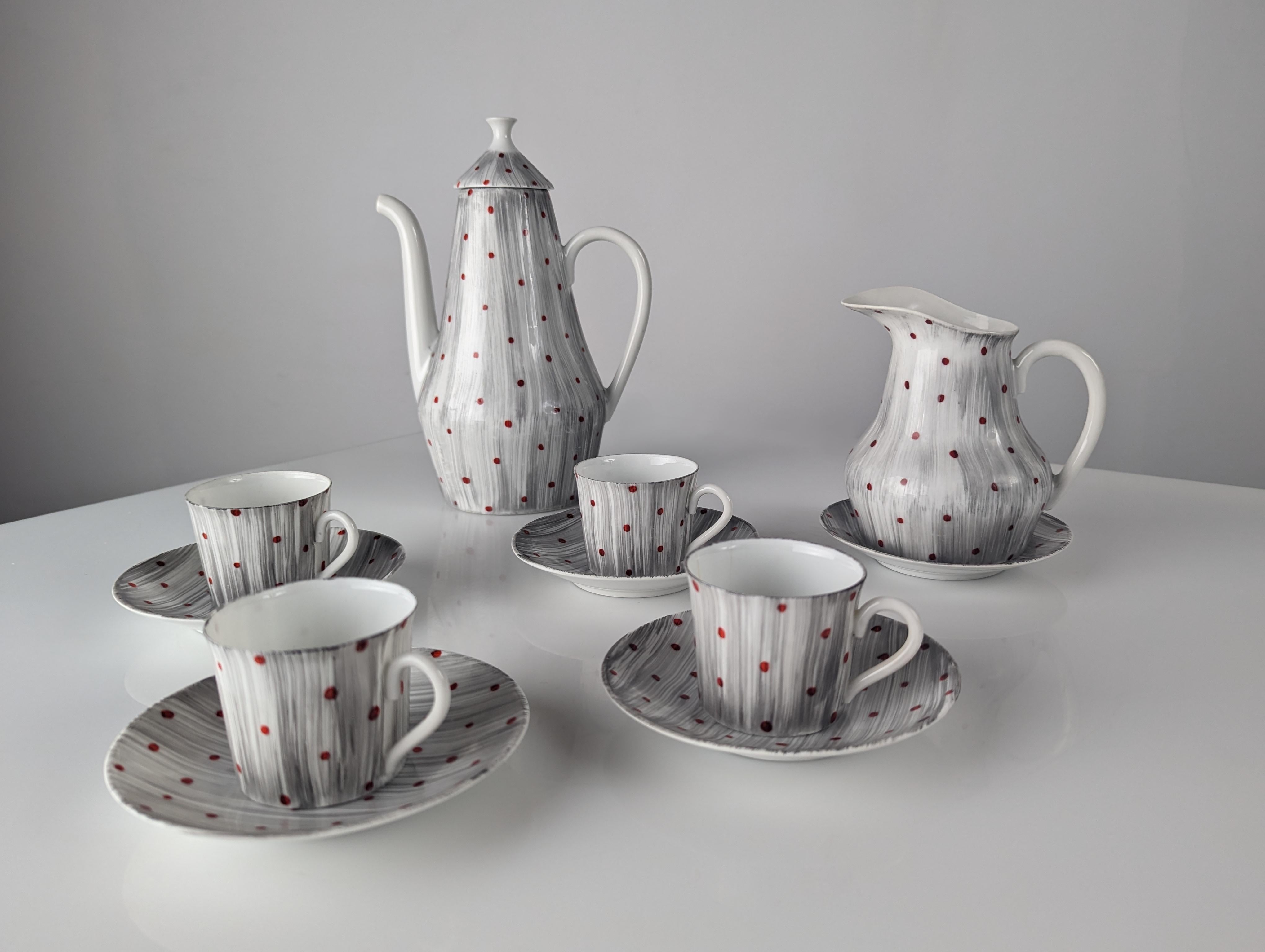 Precious coffee set consisting of a coffee pot, milk jug, 4 cups and 4 saucers from the 1950s, being an iconic porcelain piece that represents an essential part of the rich history of ceramics in the Sargadelos region, located in Galicia, Spain. To