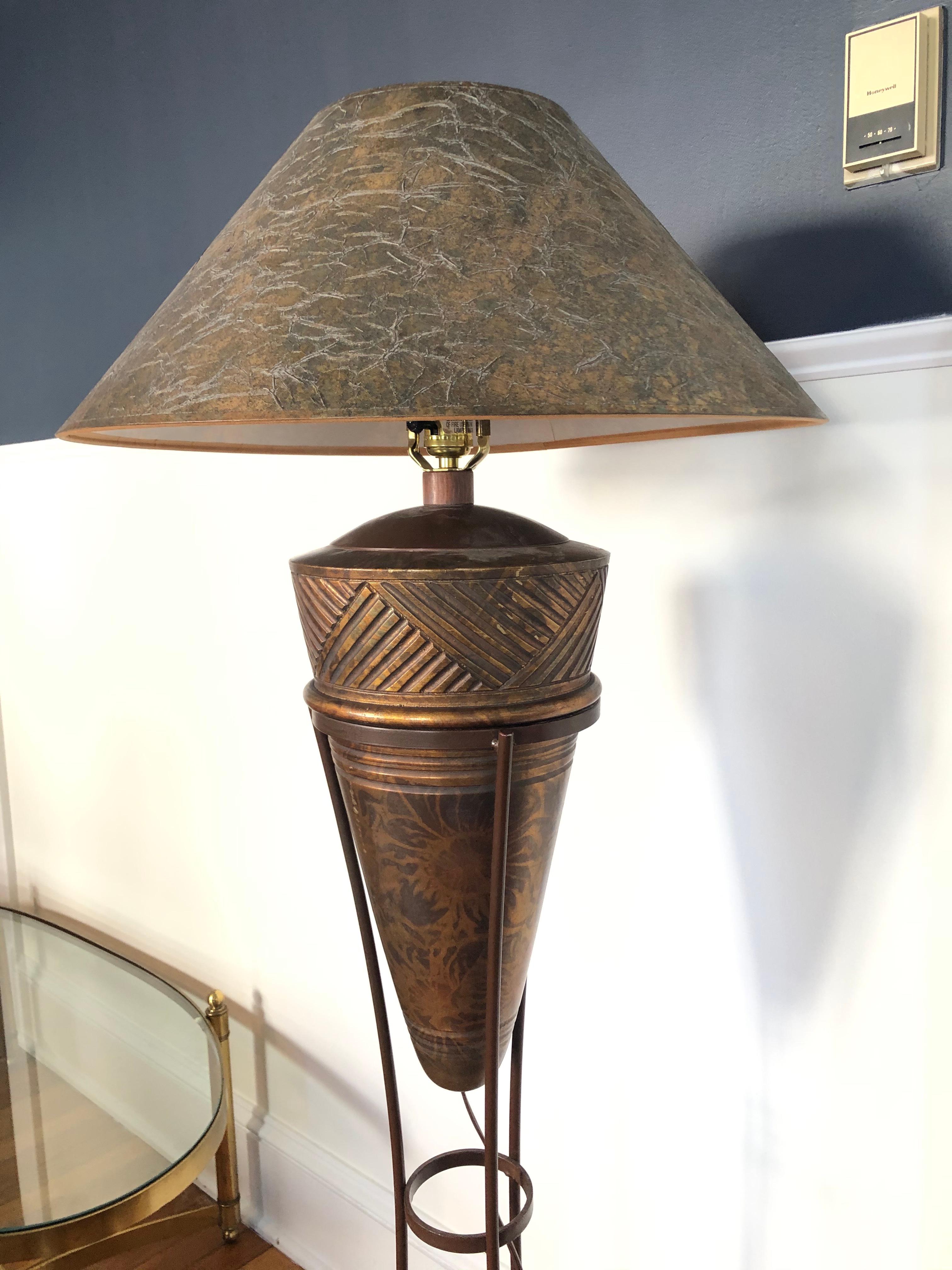 Lampada postmoderna in ceramica con supporto in ferro di Casual Lamps of California 1990. Grande dettaglio in finta tartaruga.