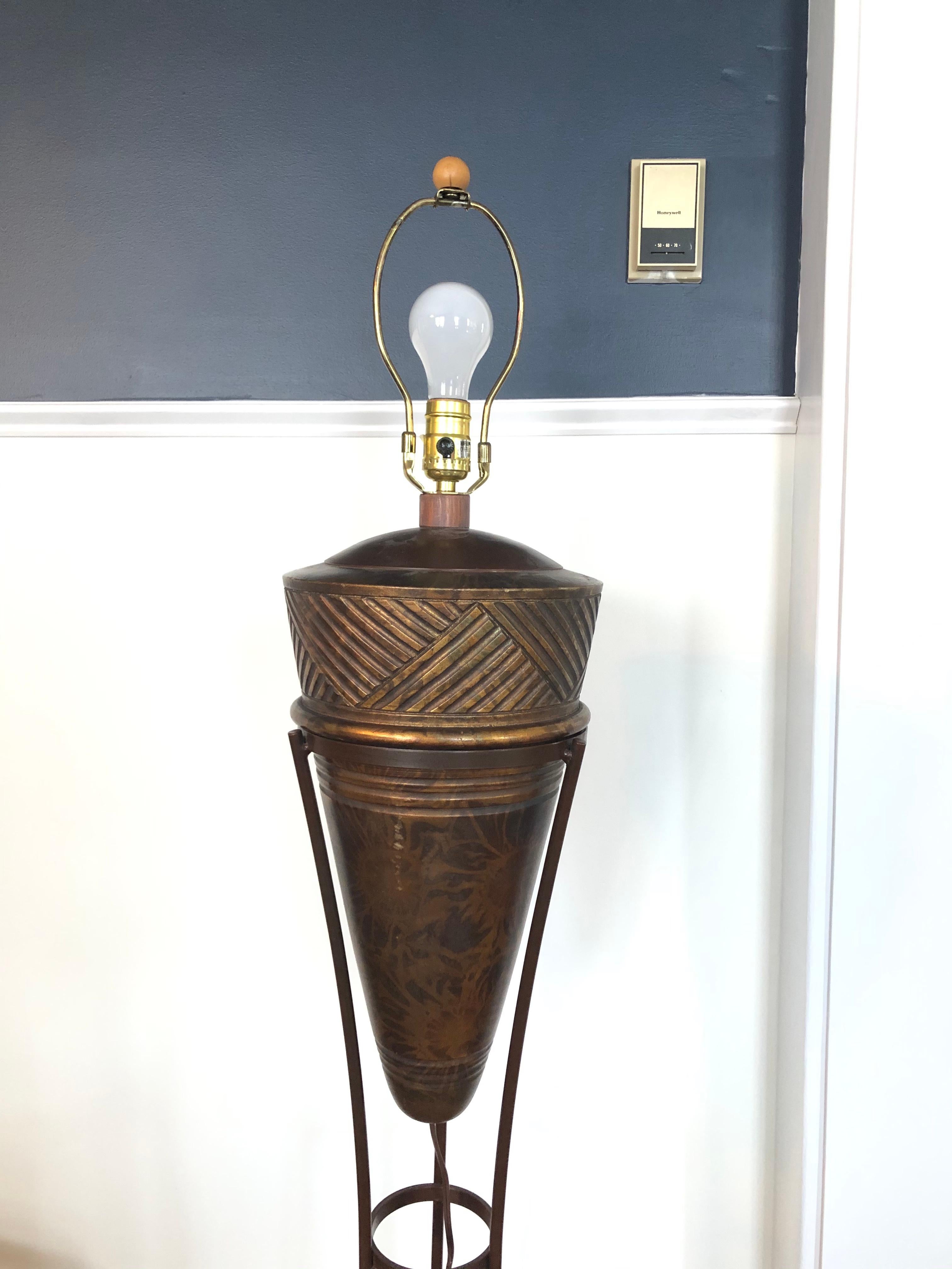 Postmoderno Casual Lamps of California Lampada da terra postmoderna Amphora Design Urna Pottery in vendita