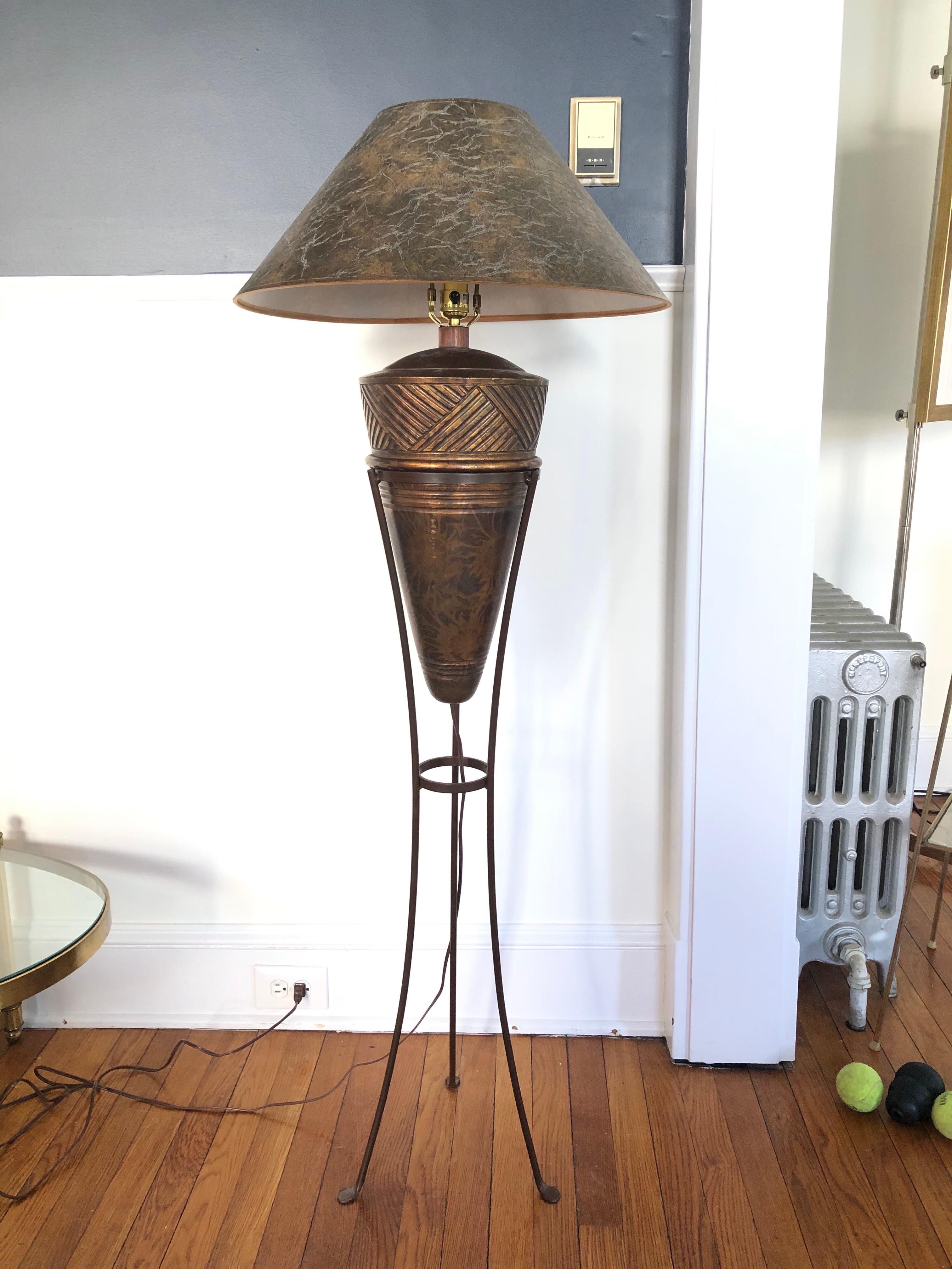 Fer Lampes sur pied originales de Californie Postmoderne Amphora Design Urn Pottery  en vente