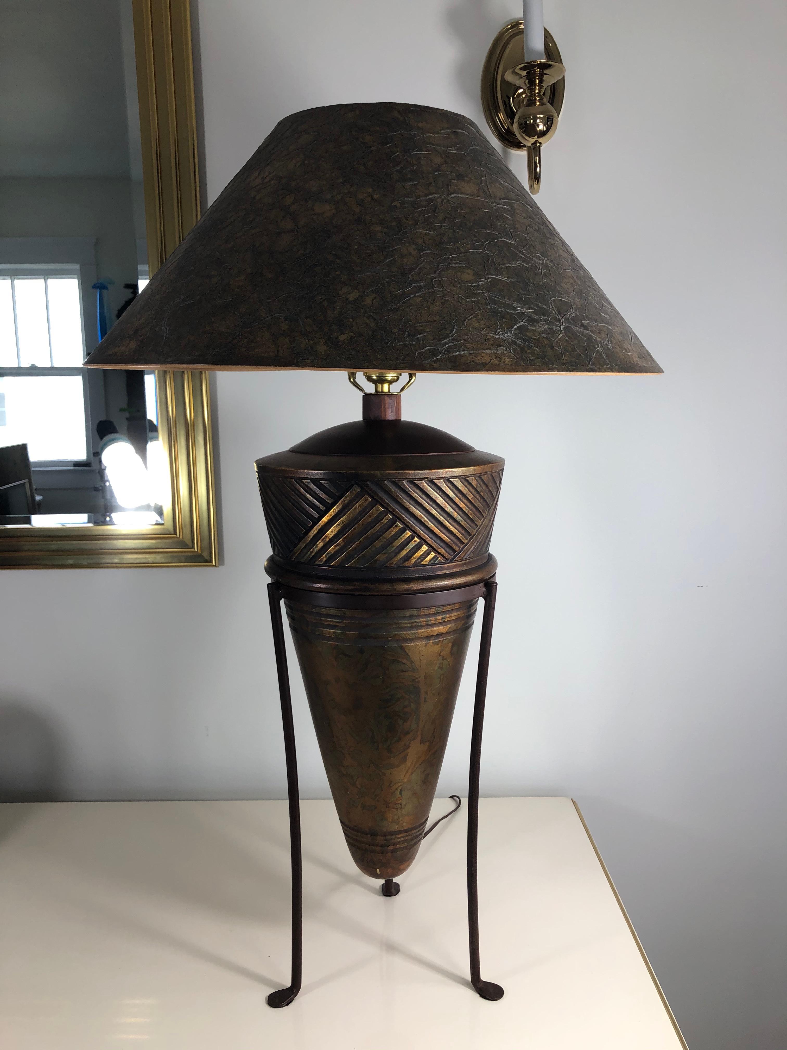 Ungewöhnliche Lampen des kalifornischen postmodernen Designs, Urnen-Keramiklampe in Ständer (Ende des 20. Jahrhunderts) im Angebot