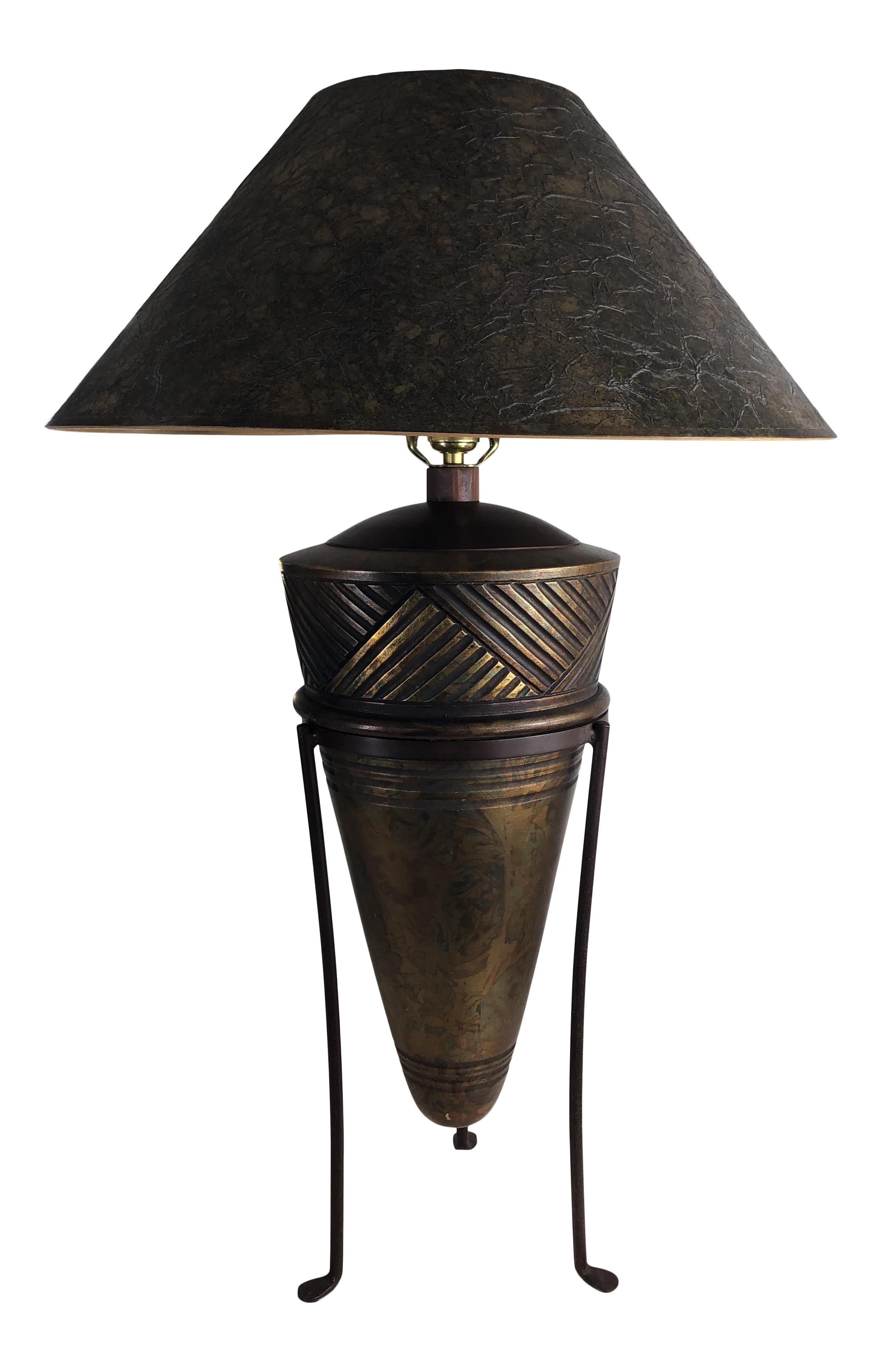 Ungewöhnliche Lampen des kalifornischen postmodernen Designs, Urnen-Keramiklampe in Ständer (Eisen) im Angebot