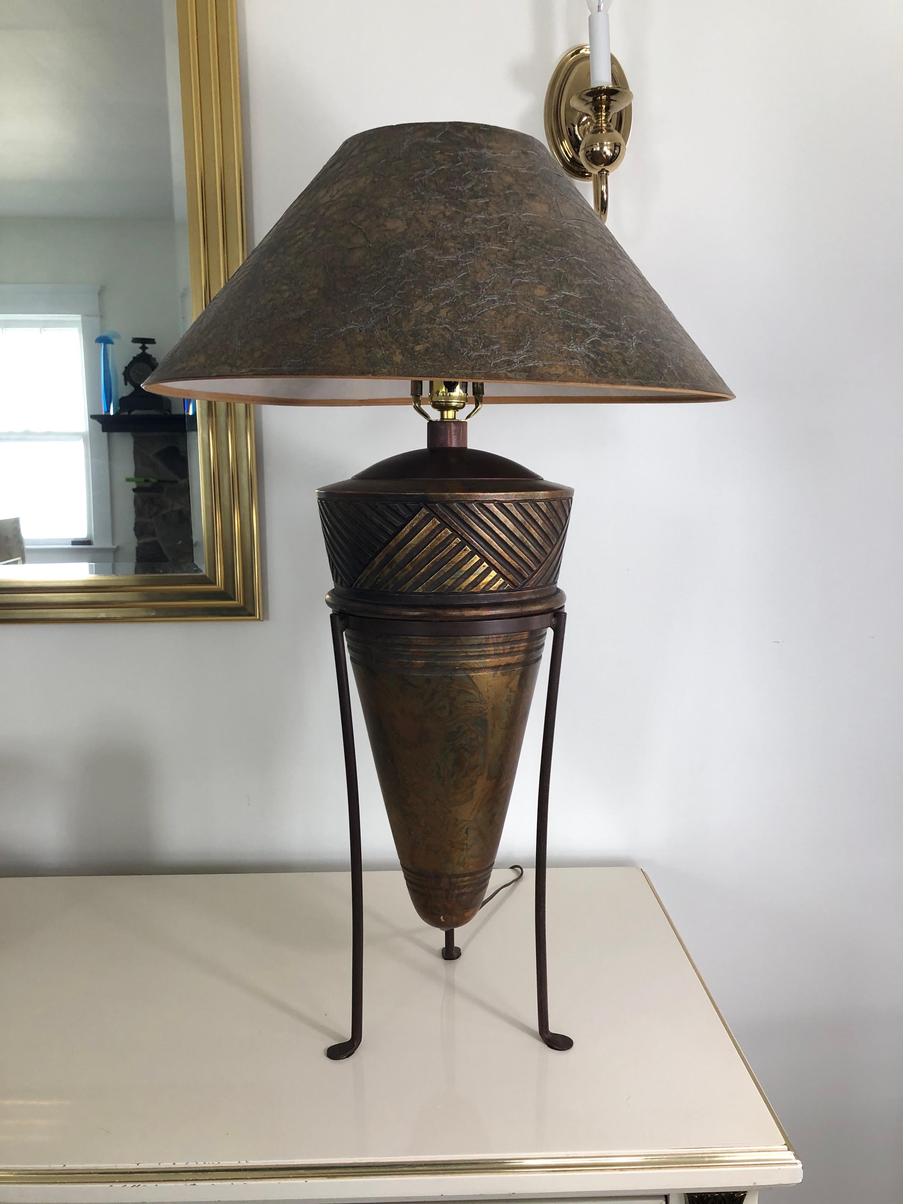 Ungewöhnliche Lampen des kalifornischen postmodernen Designs, Urnen-Keramiklampe in Ständer im Angebot 1