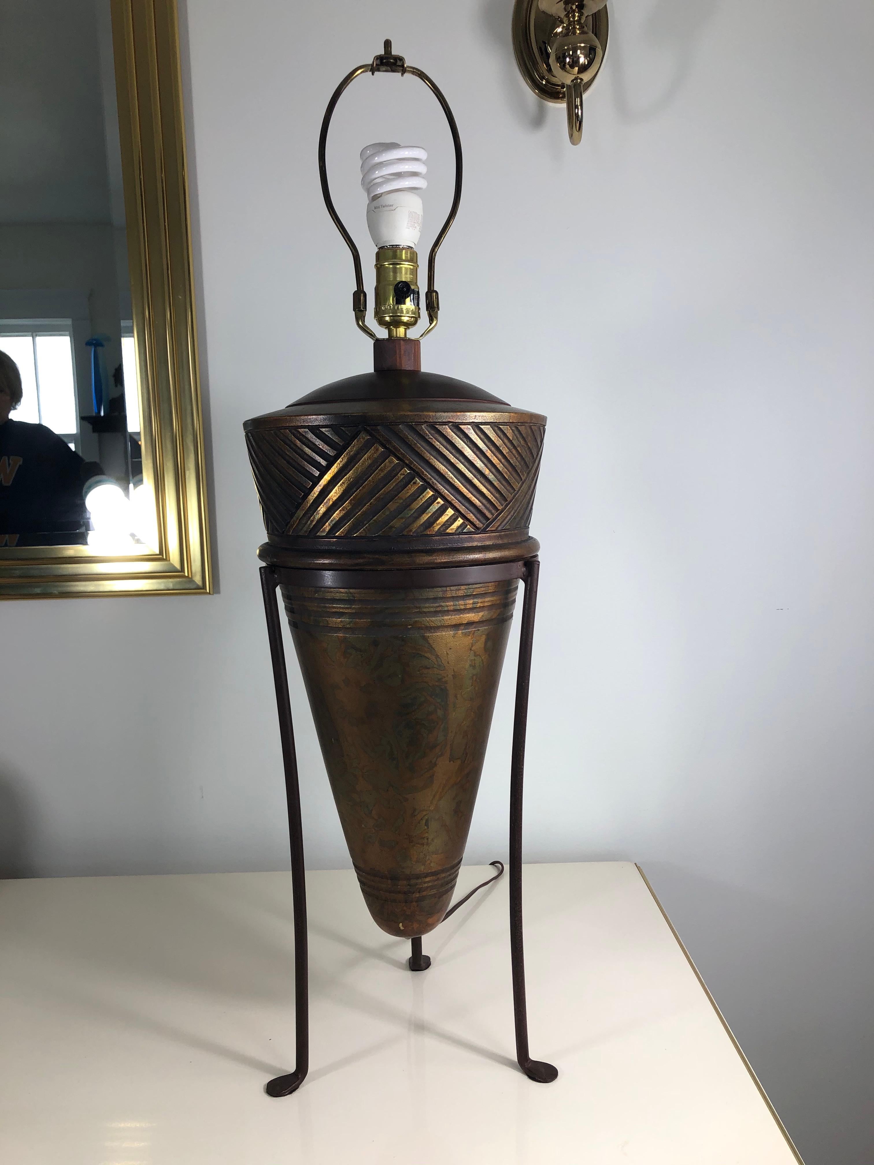 Ungewöhnliche Lampen des kalifornischen postmodernen Designs, Urnen-Keramiklampe in Ständer im Angebot 3