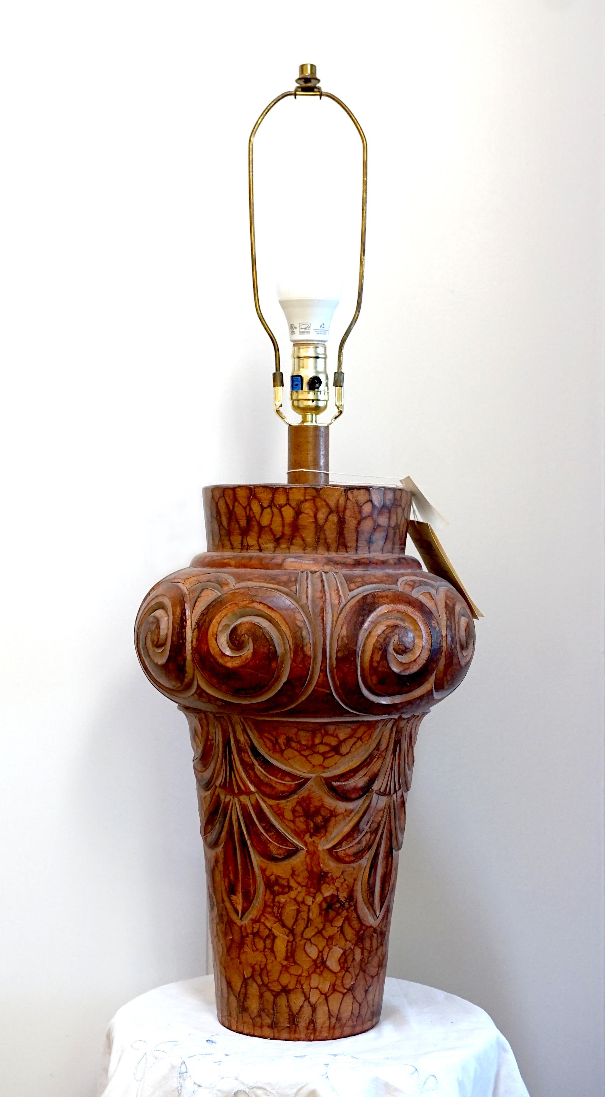 Les tons chauds de la terre cuite et la magnifique poterie sculptée se combinent pour faire de cette lampe monumentale un excellent éclairage d'appoint. La lampe est fabriquée par Casual Lamps of California, et elle est neuve avec ses étiquettes,