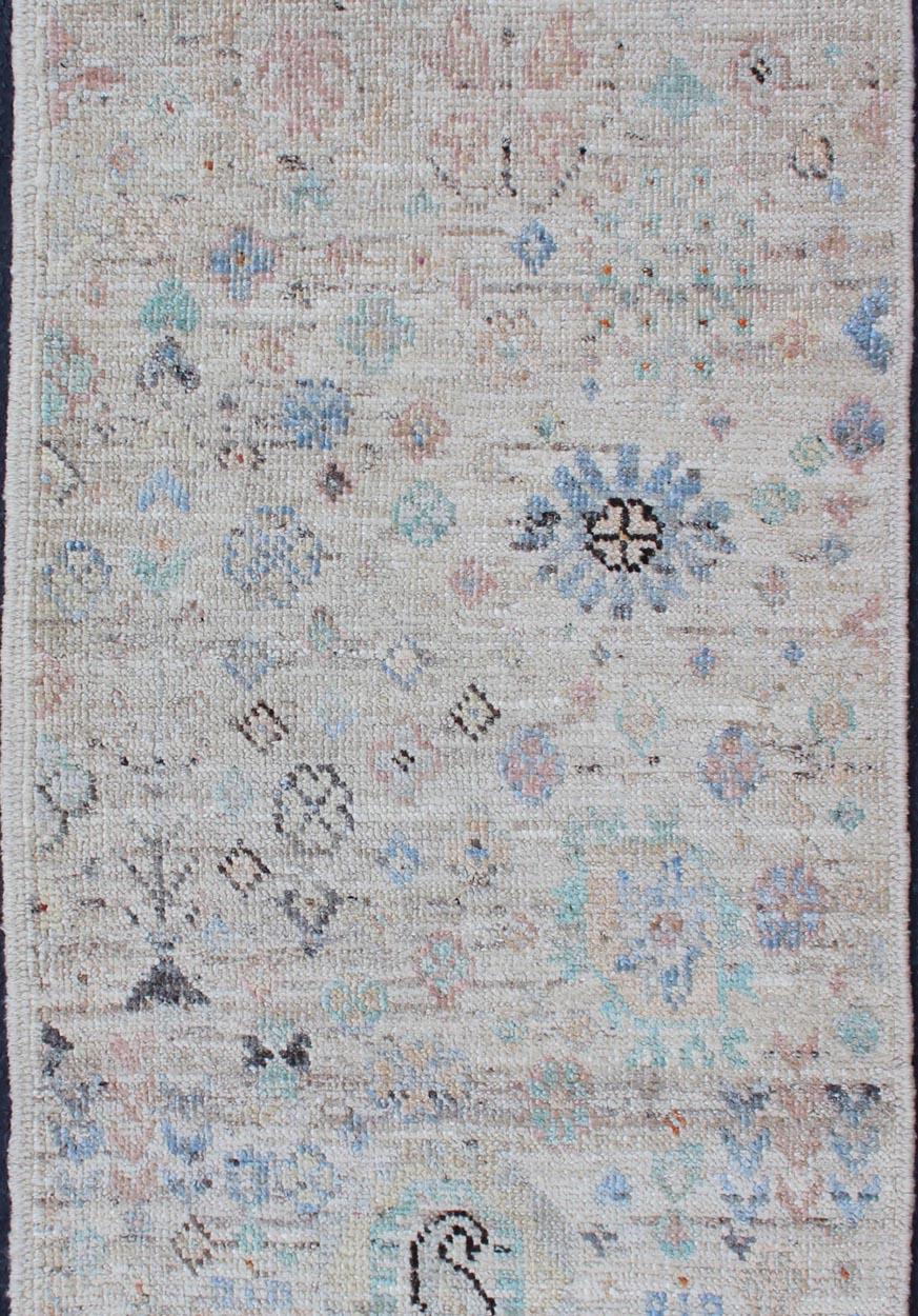 Modern piled rug with random design in oushak style in cream color ackground, rug AFG-29660, country of origin / type: Afghanistan / Piled, condition: new

This brand new rug features a modern all-over motif design and a combination multi colors