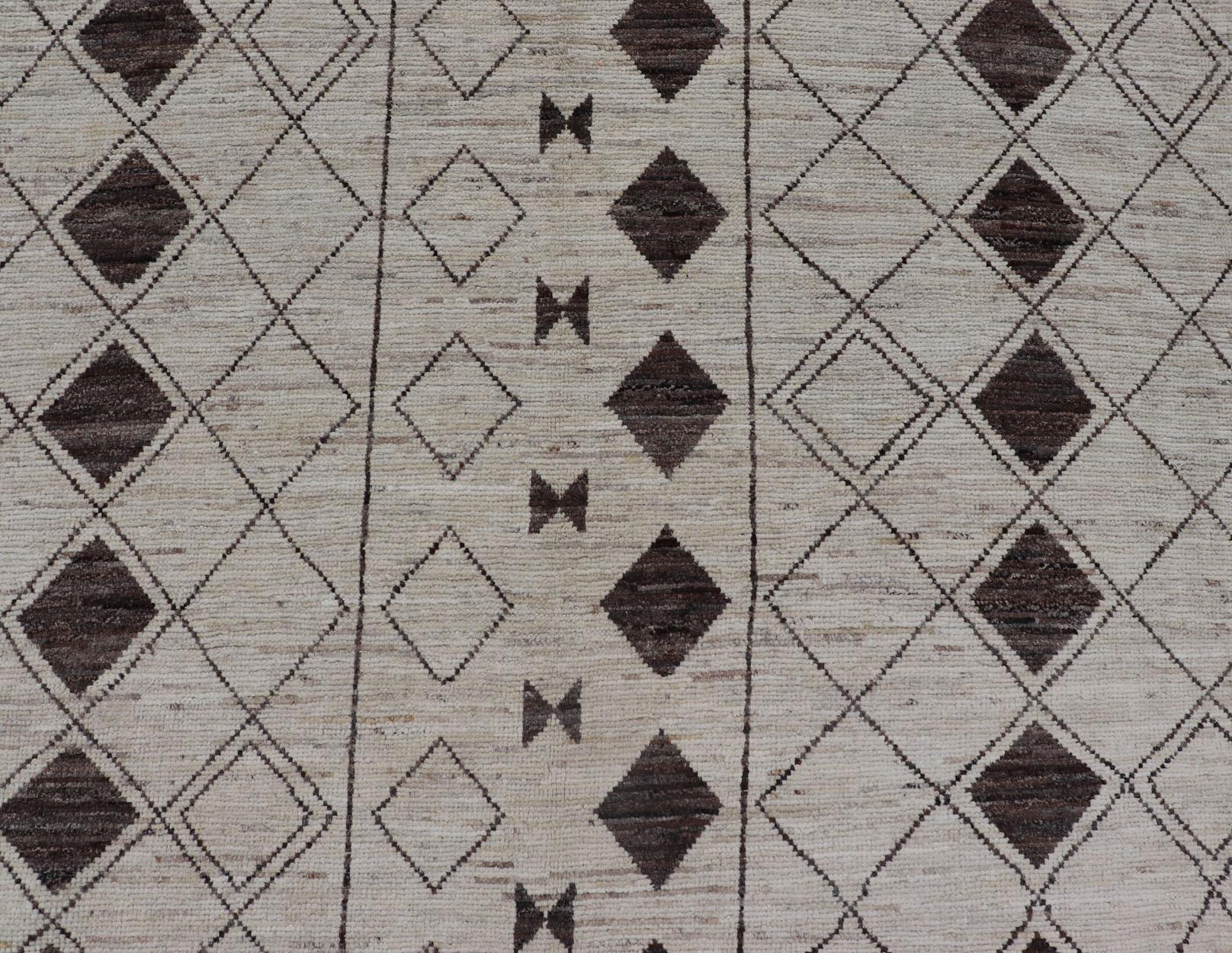 Casual Modern Design Moroccan Style Rug in Bold Brown Motifs White/Ivory Tones In New Condition For Sale In Atlanta, GA
