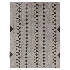 Tapis de style marocain au design moderne et inhabituel dans des motifs marron audacieux dans les tons blancs et ivoire