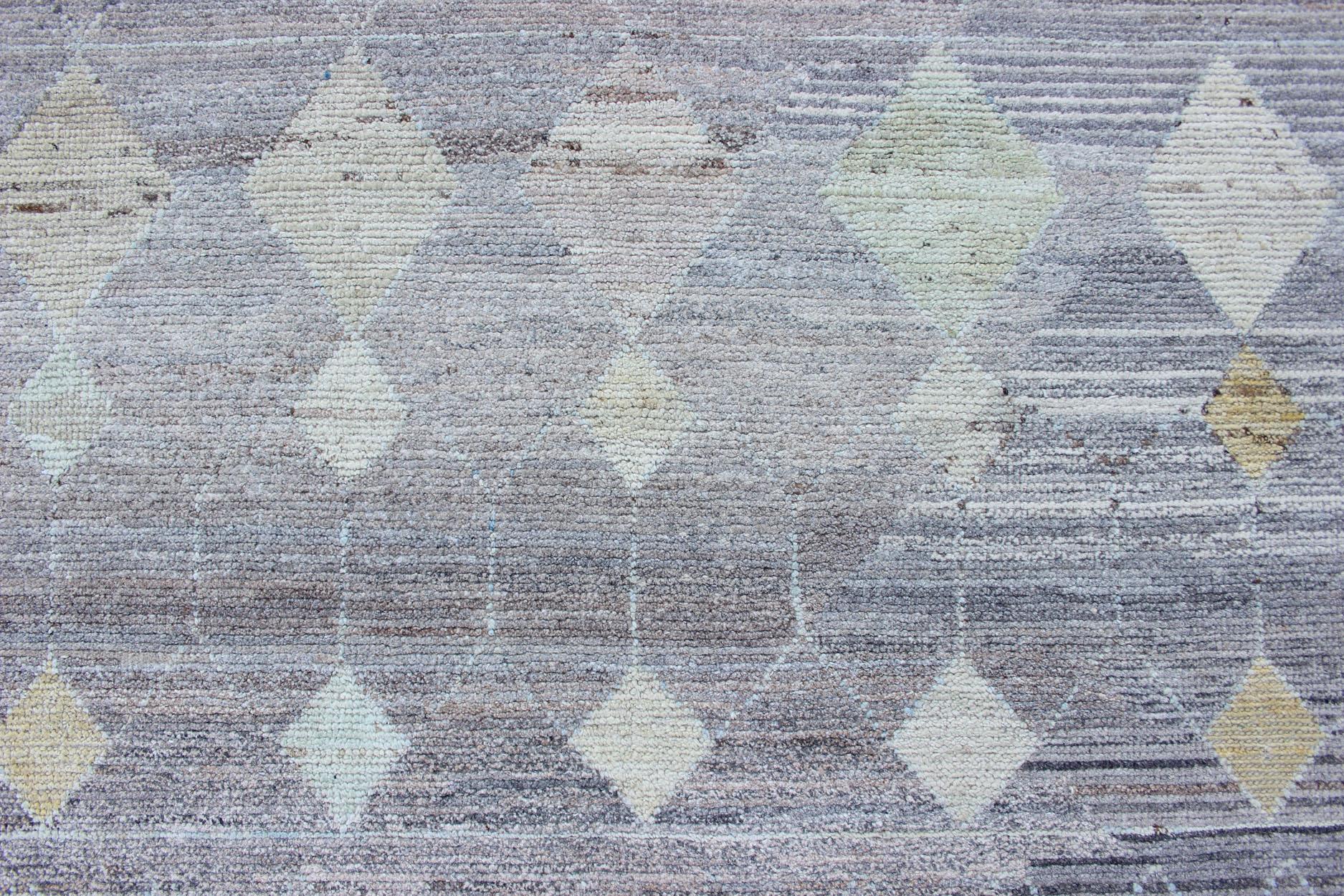 Tappeto dal design moderno e casual in grigio chiaro e colori vivaci per interni moderni in vendita 4