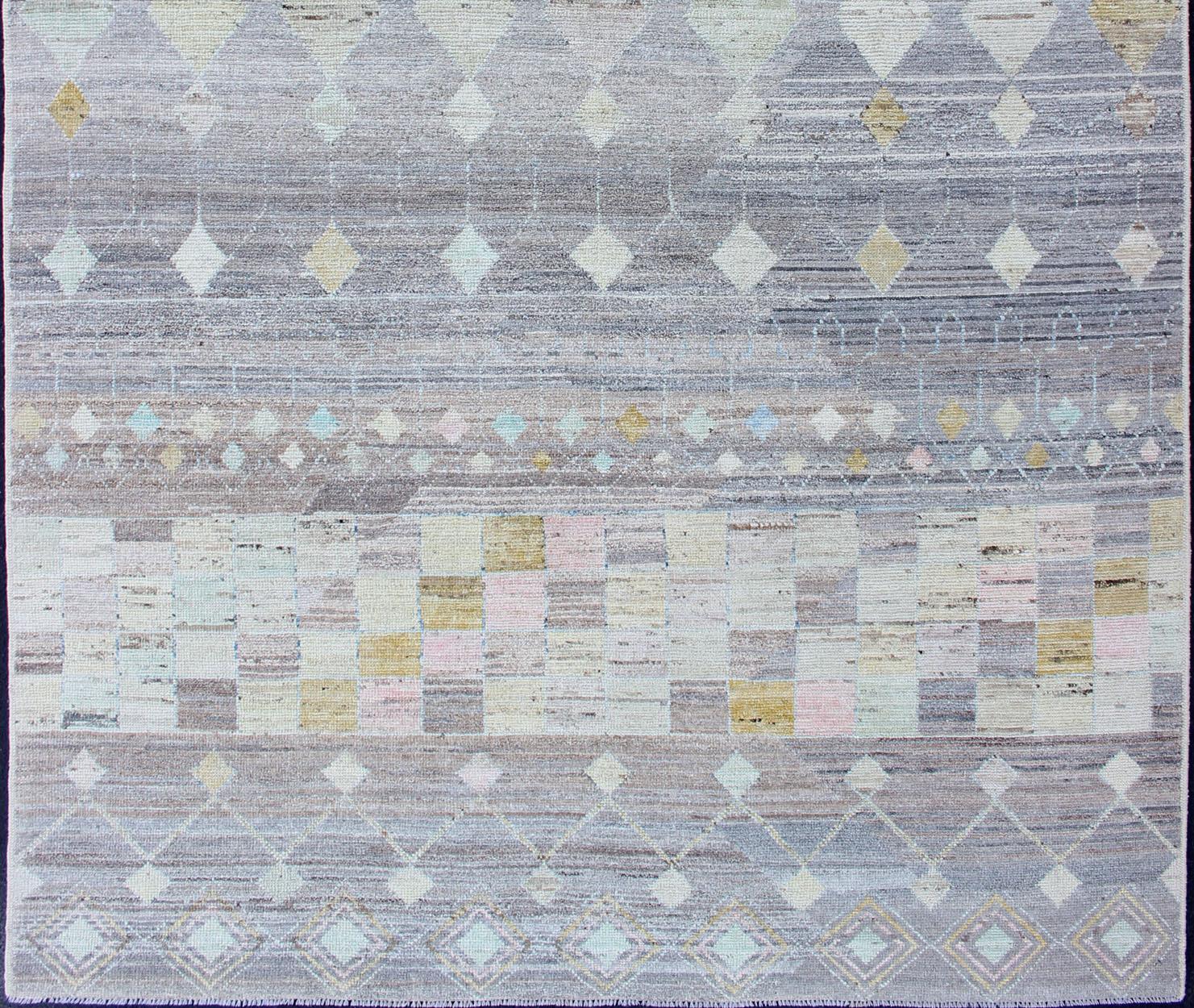 Tapis design moderne et décontracté avec des couleurs vives sur un fond neutre et gris, tapis AFG-33319, pays d'origine / type : Afghanistan / tribal marocain, décontracté moderne.

Le design de ce tapis empilé le rend parfait pour les intérieurs