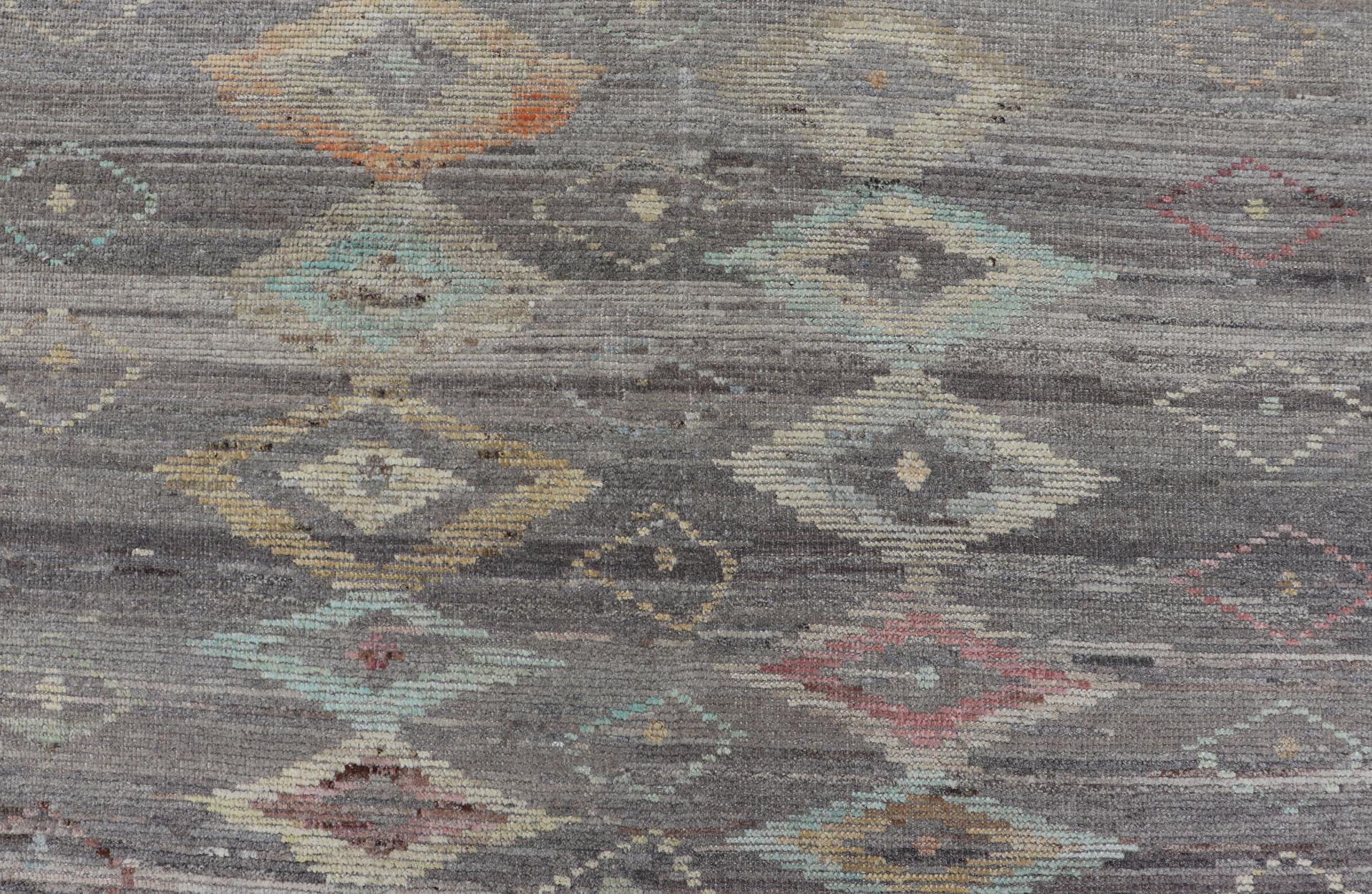 Ungewöhnlicher moderner Design-Teppich in Hellgrau und bunten Farben für moderne Inneneinrichtungen (Wolle) im Angebot
