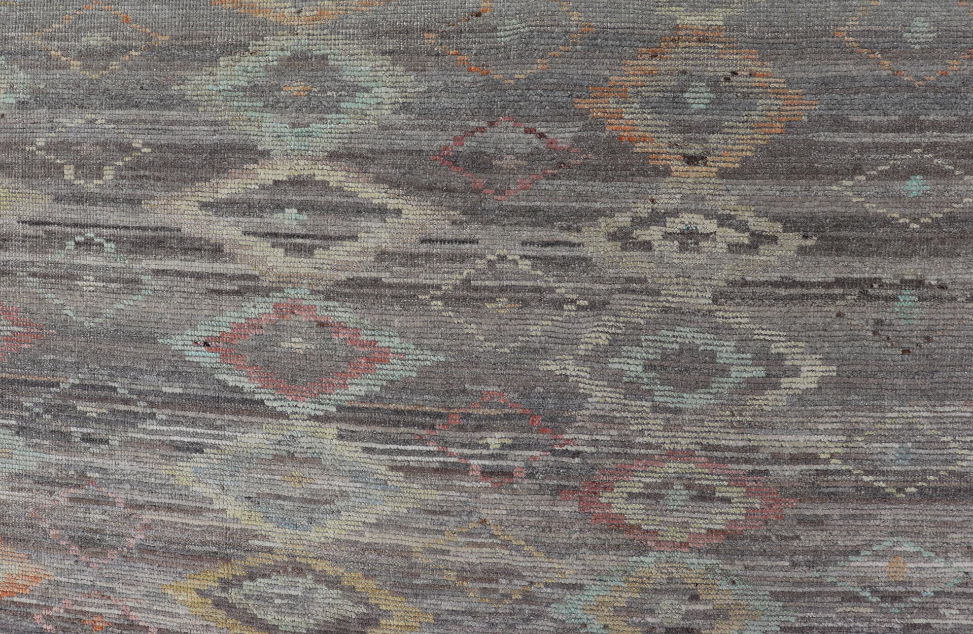 Tappeto dal design moderno e casual in grigio chiaro e colori vivaci per interni moderni in vendita 1