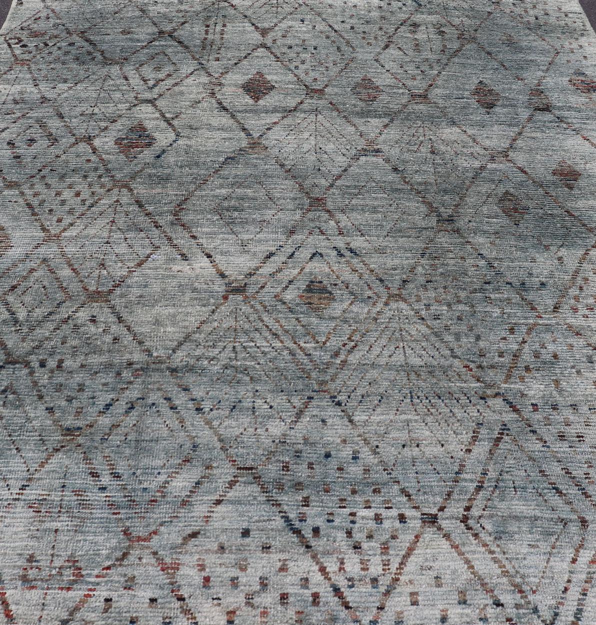 Lässiger moderner Designteppich in gedämpftem Grün und gedämpftem Brown-Design im Zustand „Hervorragend“ im Angebot in Atlanta, GA