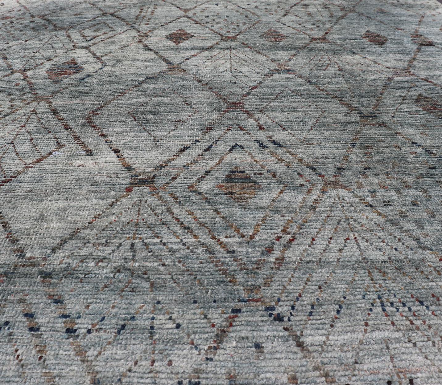 Lässiger moderner Designteppich in gedämpftem Grün und gedämpftem Brown-Design (21. Jahrhundert und zeitgenössisch) im Angebot