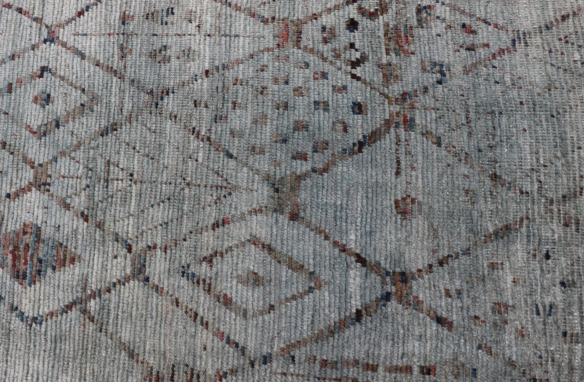Lässiger moderner Designteppich in gedämpftem Grün und gedämpftem Brown-Design im Angebot 1