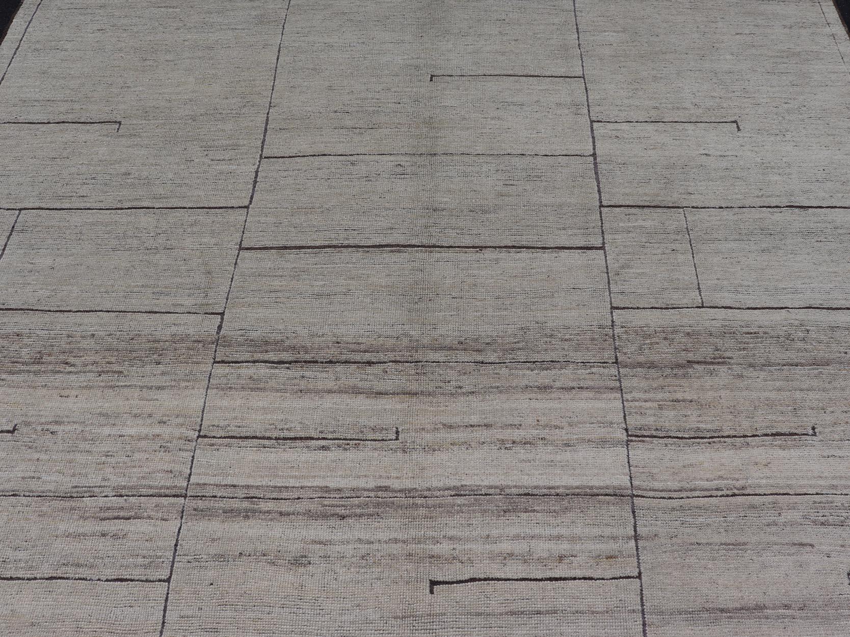 Alfombra de diseño moderno informal en tonos blancos y marrones y diseño tenue Afgano en venta