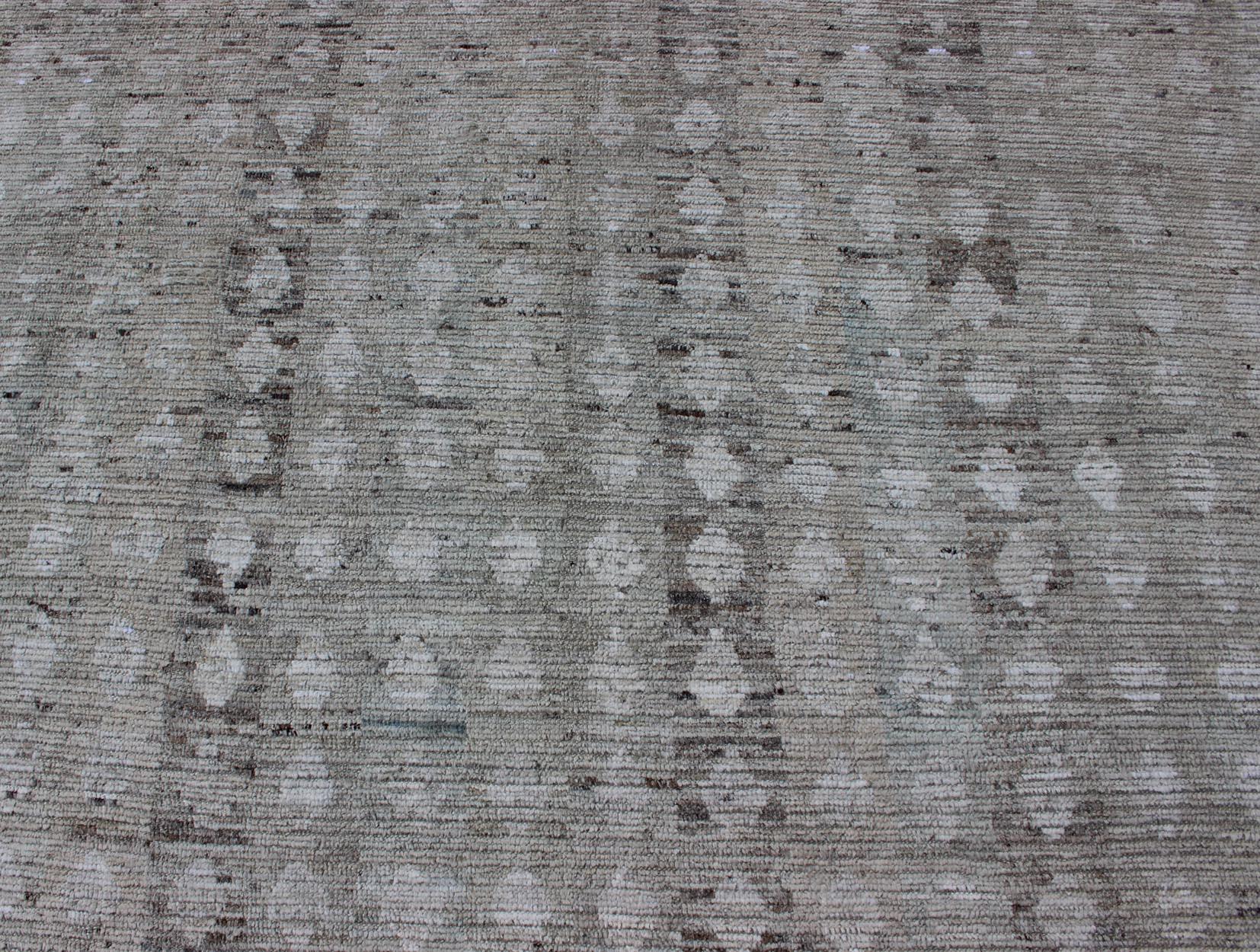 Alfombra de diseño moderno informal en tonos verdes claros y neutros en Nuevo estado para la venta en Atlanta, GA