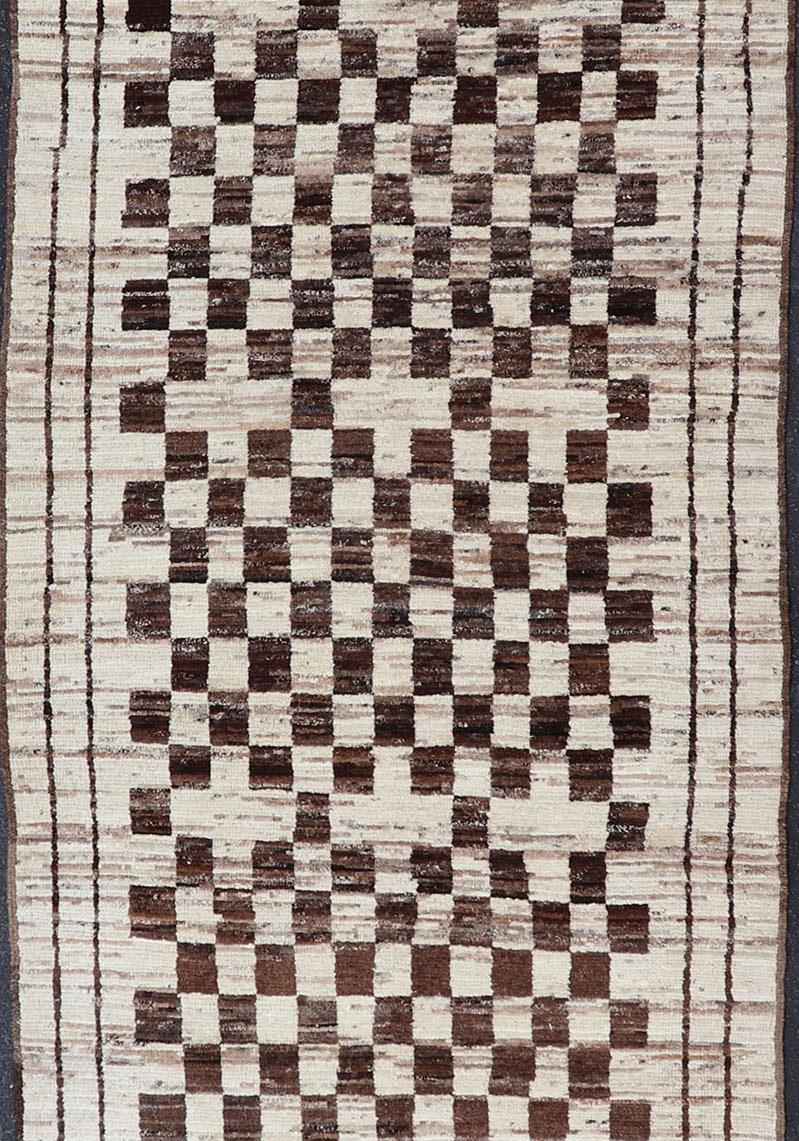 Runner mit ungewöhnlichem modernem Design, Teppich AFG-30022, Herkunftsland / Art: Afghanistan / Marokkanische Stammeskunst, moderner, lässiger, neutraler Teppich.

Das Stammesmuster dieses langen Läufers ist perfekt für jede klassische oder