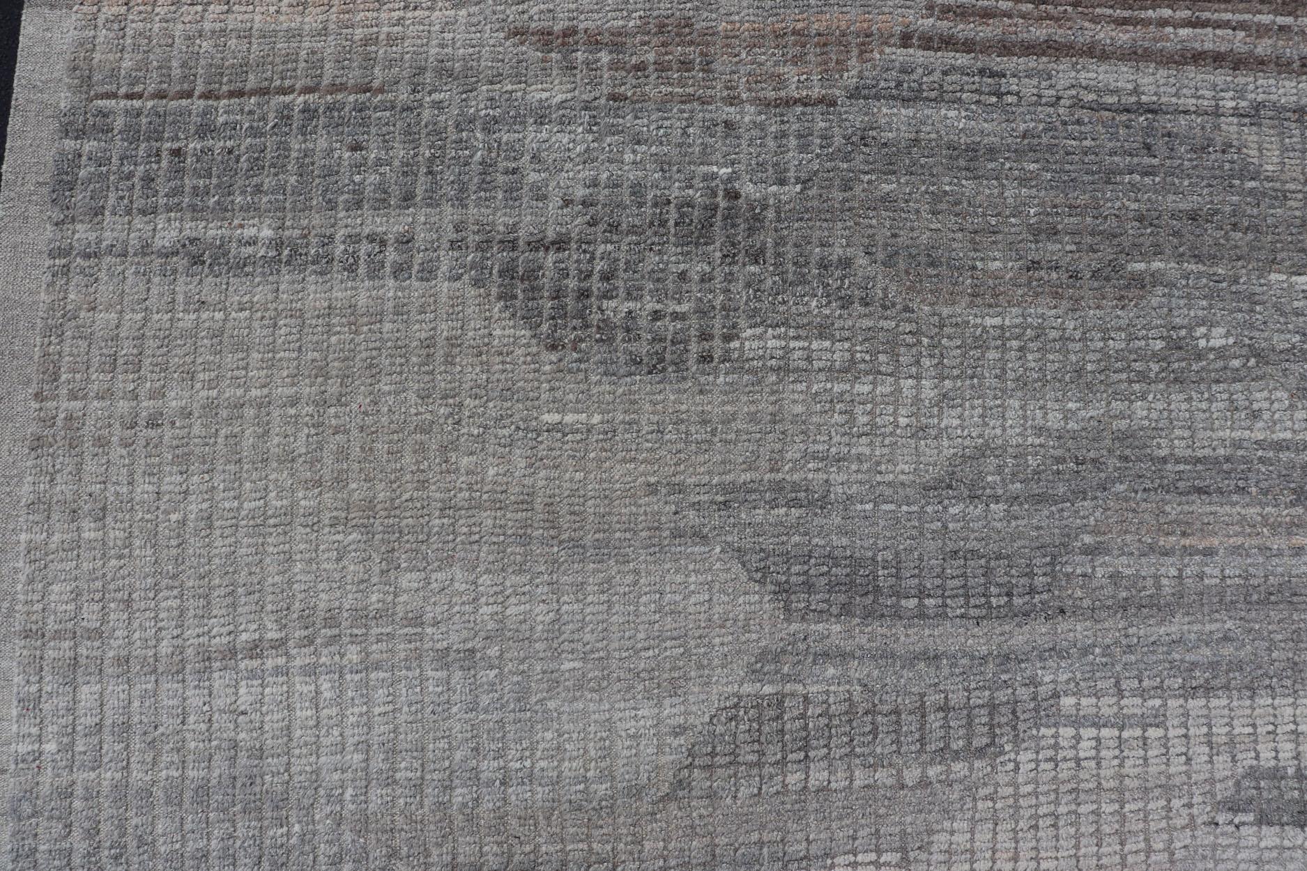 Casual Modern Rug in Neutral and Silver Gray Tones with Subdued Design In New Condition For Sale In Atlanta, GA