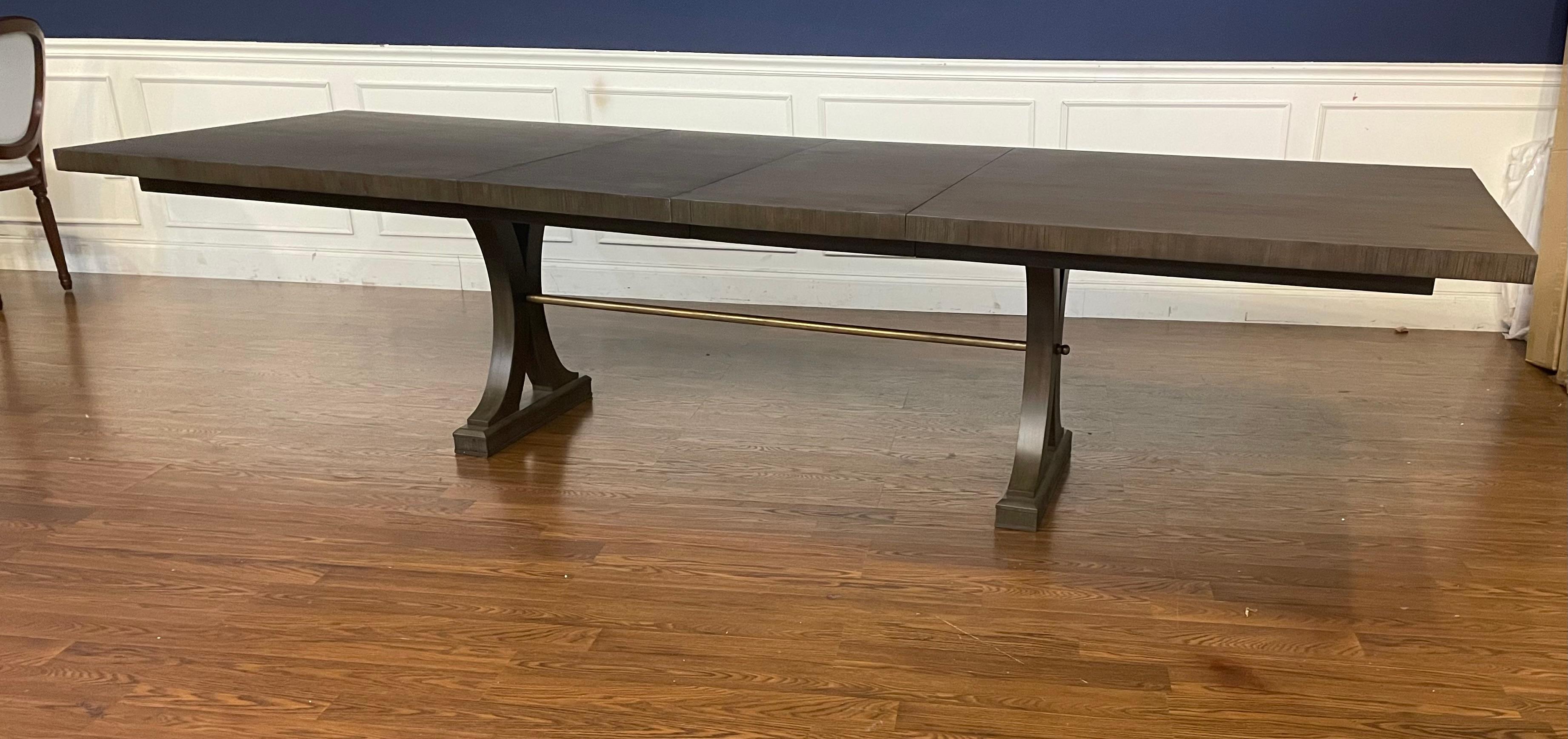 Dies ist der Carlyle Rectangular Dining Table in der Ausführung Mink Gray (gräulich) von Century Furniture.  Es ist ein eleganter Tisch, der aus massivem Buchenholz und Eichenfurnieren gefertigt ist und ein leicht gestörtes und strukturiertes
