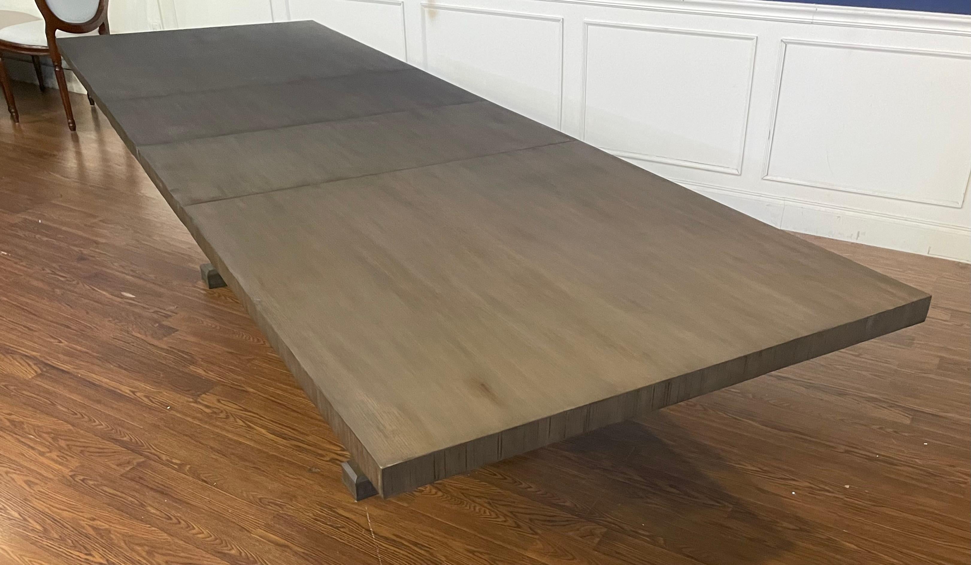 Ungewöhnlicher Esstisch aus Eiche von Century Furniture im Zustand „Gut“ im Angebot in Suwanee, GA