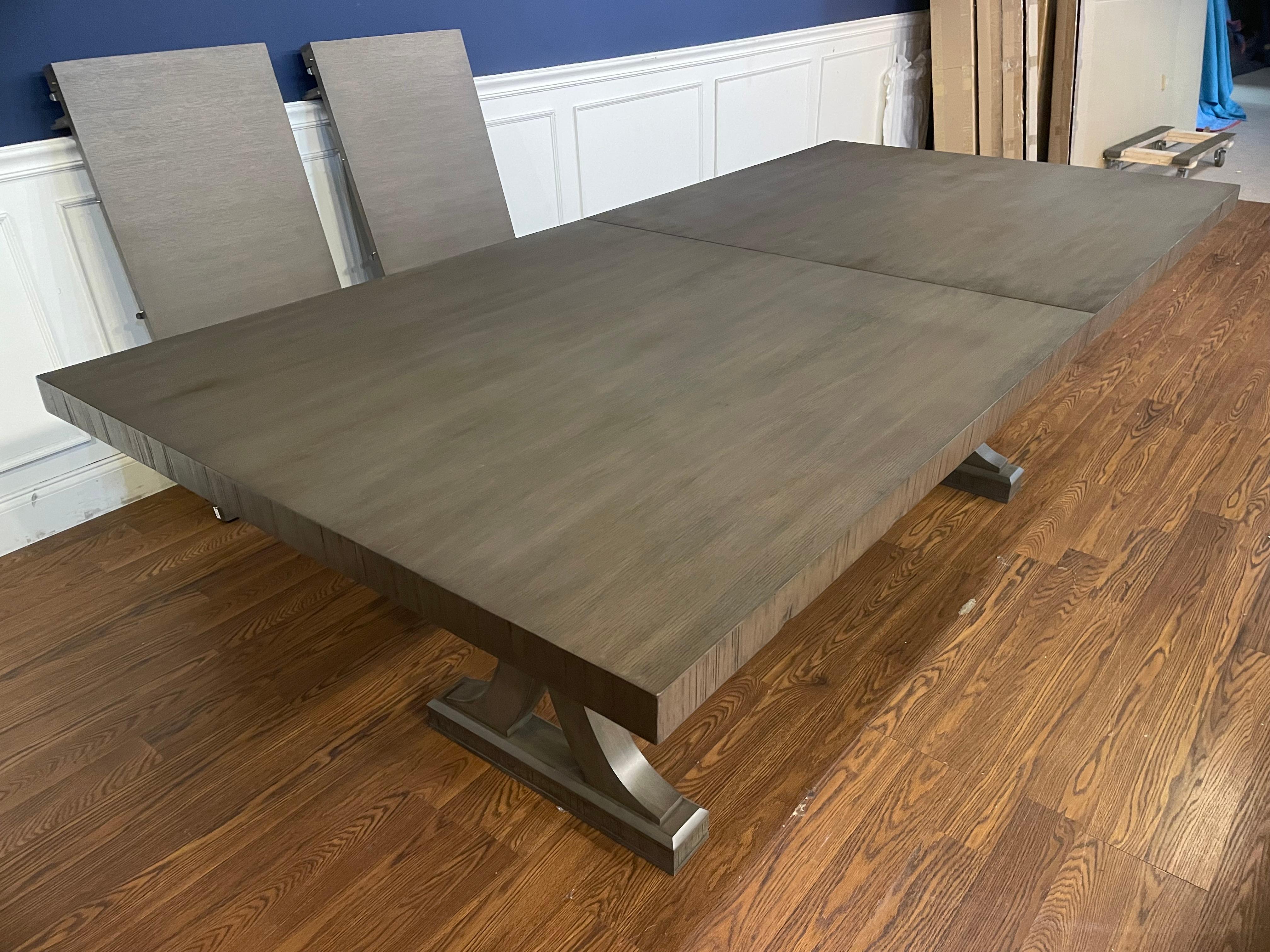Ungewöhnlicher Esstisch aus Eiche von Century Furniture im Angebot 1
