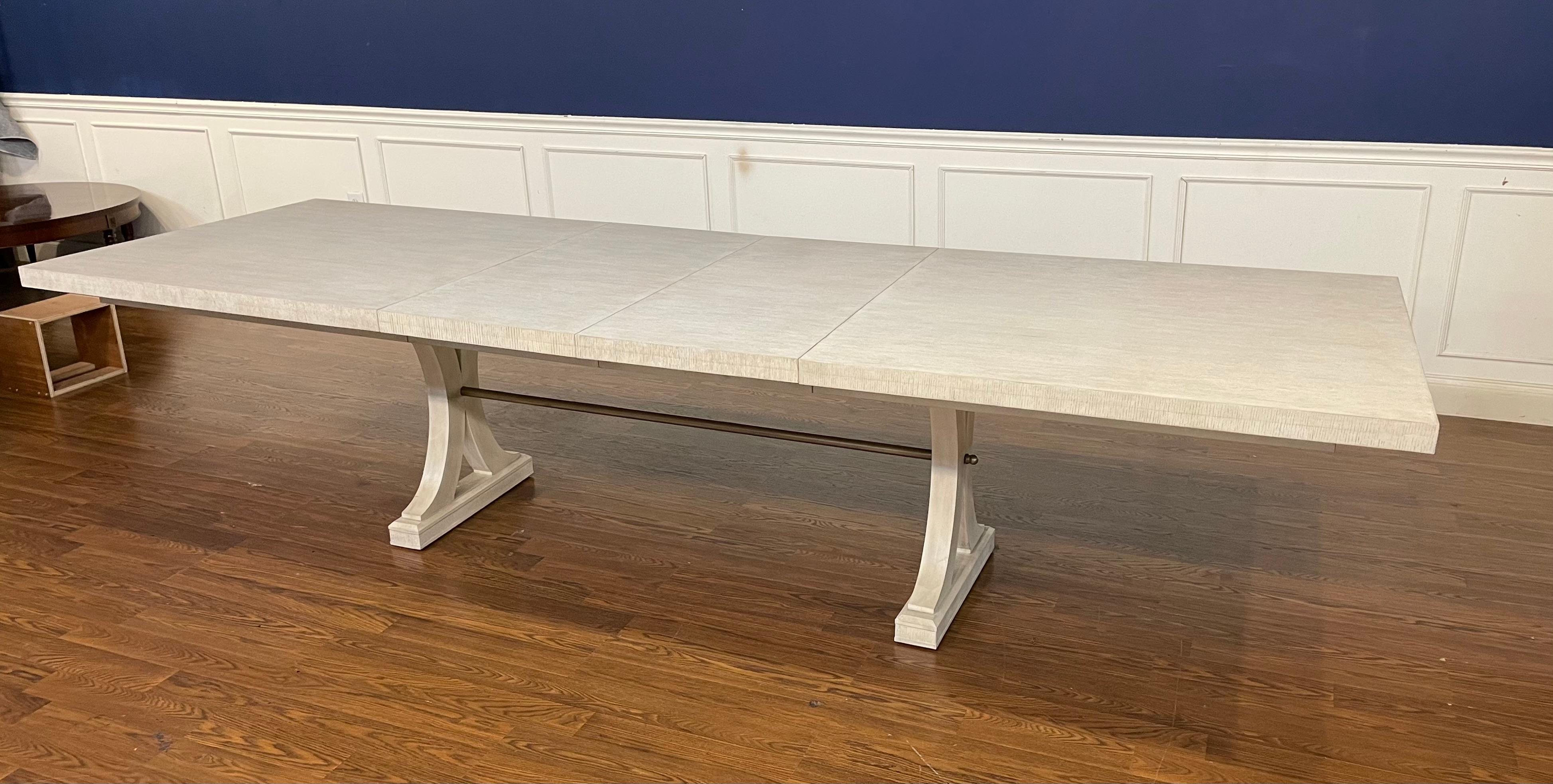 Il s'agit de la table de salle à manger rectangulaire en chêne Carlyle avec la finition Peninsula (blanc cassé) de Century Furniture.  Il s'agit d'une table élégante fabriquée en bois massif de hêtre et en placages de chêne, avec un aspect