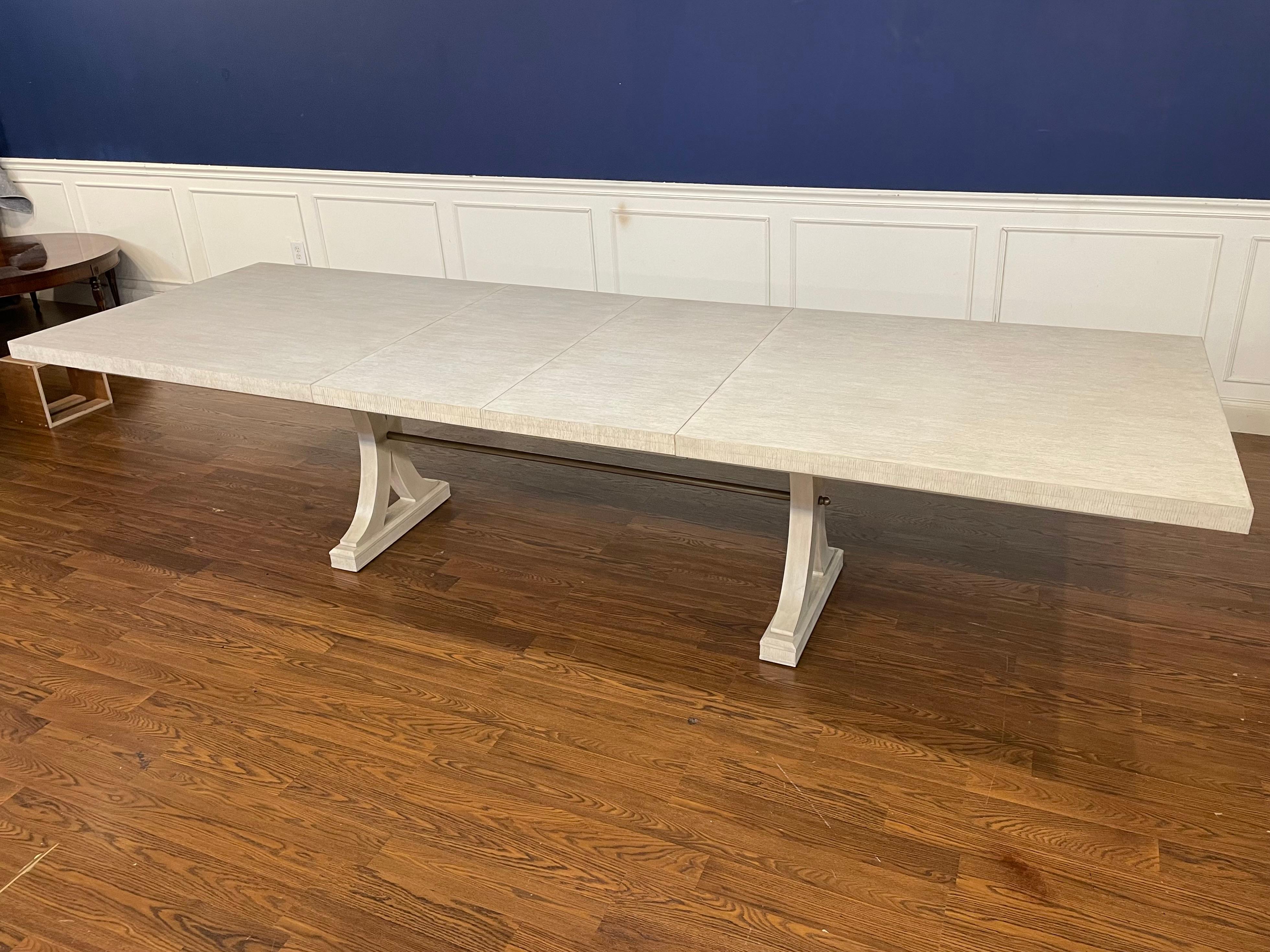 Moderne Table de salle à manger originale en chêne avec finition péninsule par Century Furniture en vente