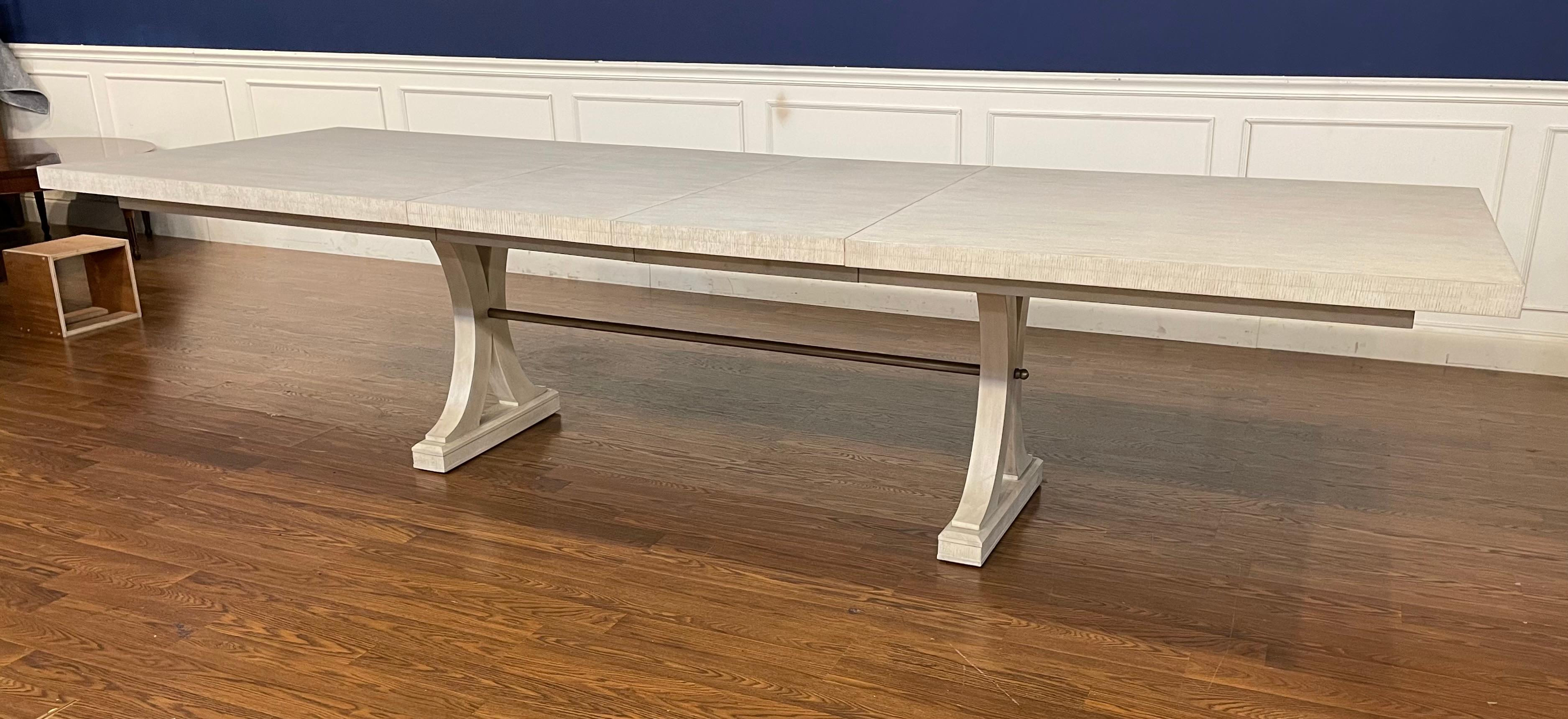Philippin Table de salle à manger originale en chêne avec finition péninsule par Century Furniture en vente