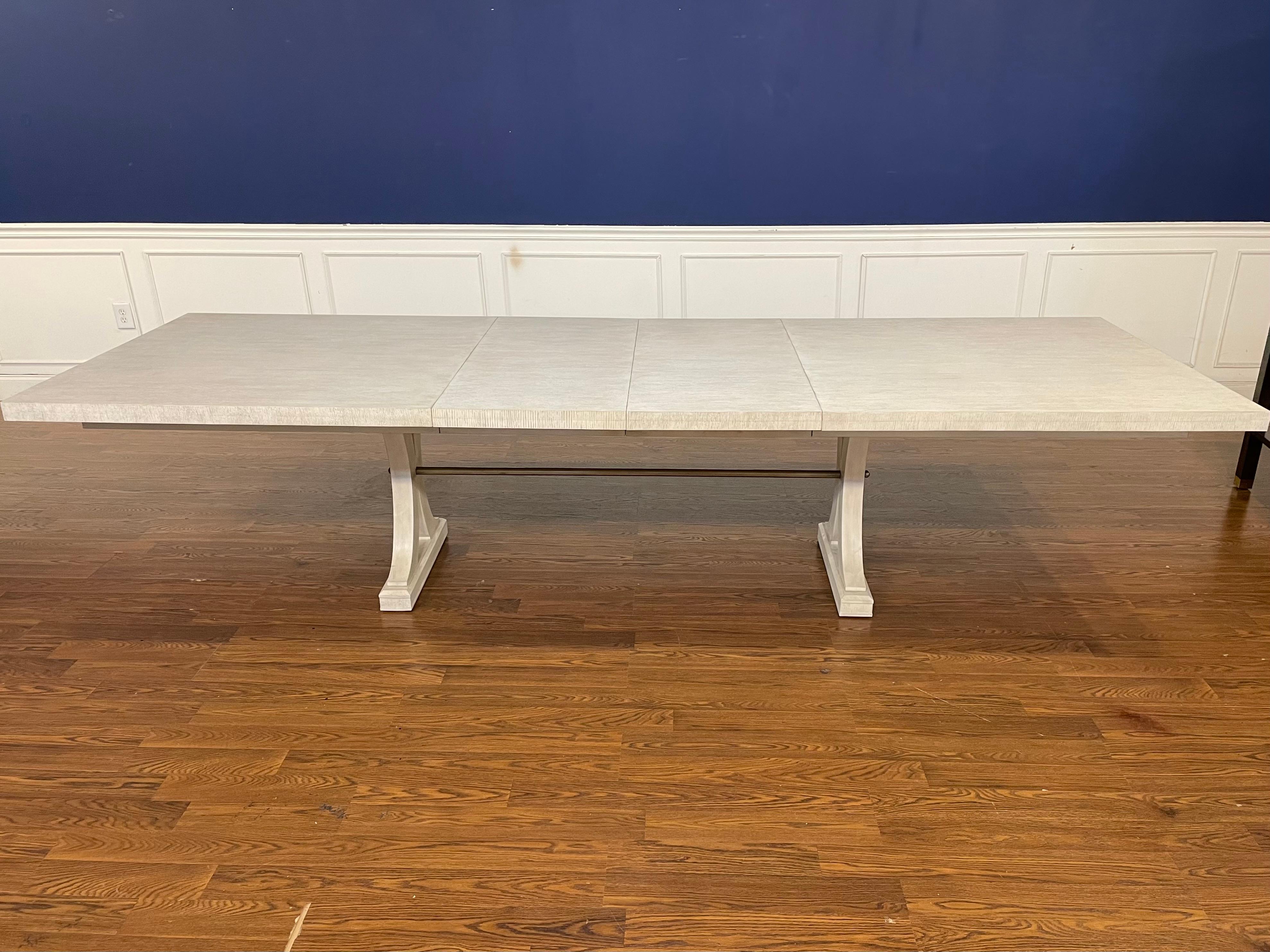 Table de salle à manger originale en chêne avec finition péninsule par Century Furniture Bon état - En vente à Suwanee, GA