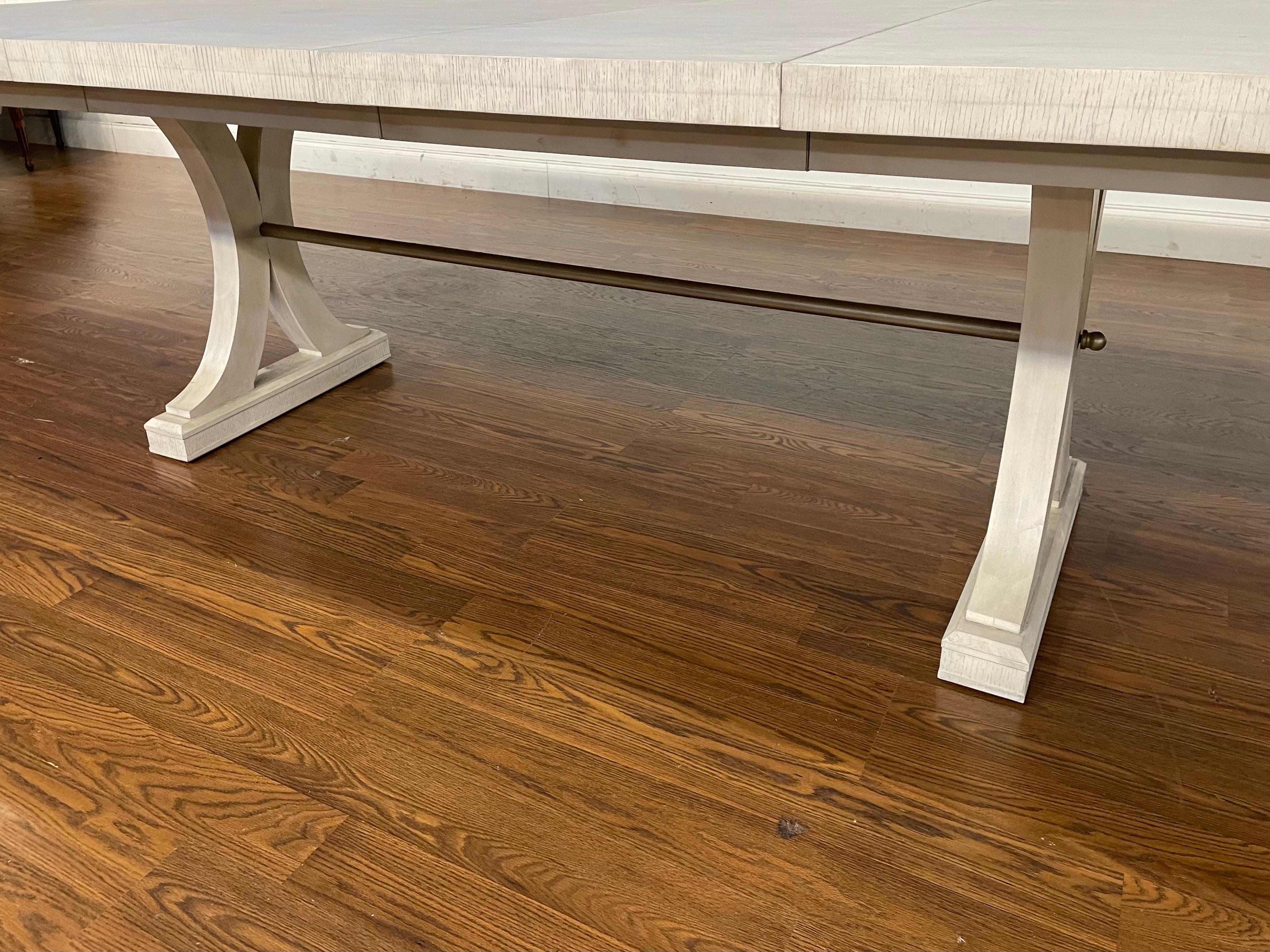 XXIe siècle et contemporain Table de salle à manger originale en chêne avec finition péninsule par Century Furniture en vente