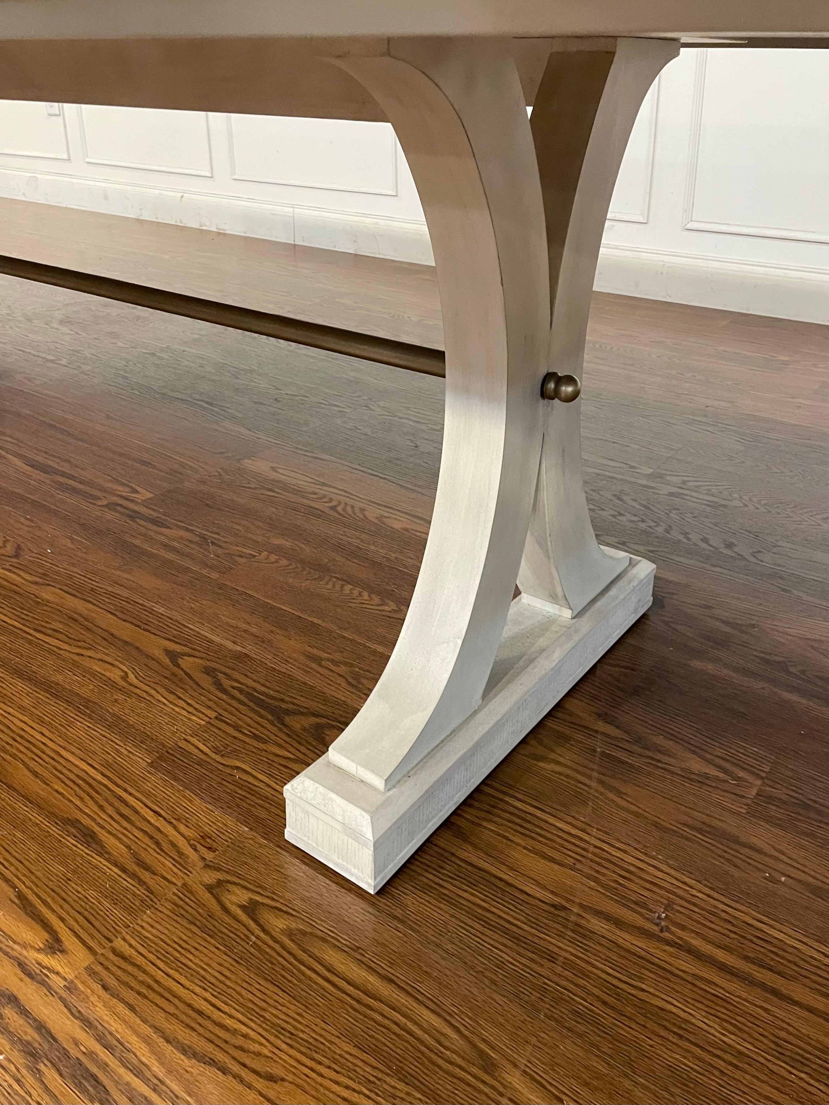 Chêne Table de salle à manger originale en chêne avec finition péninsule par Century Furniture en vente