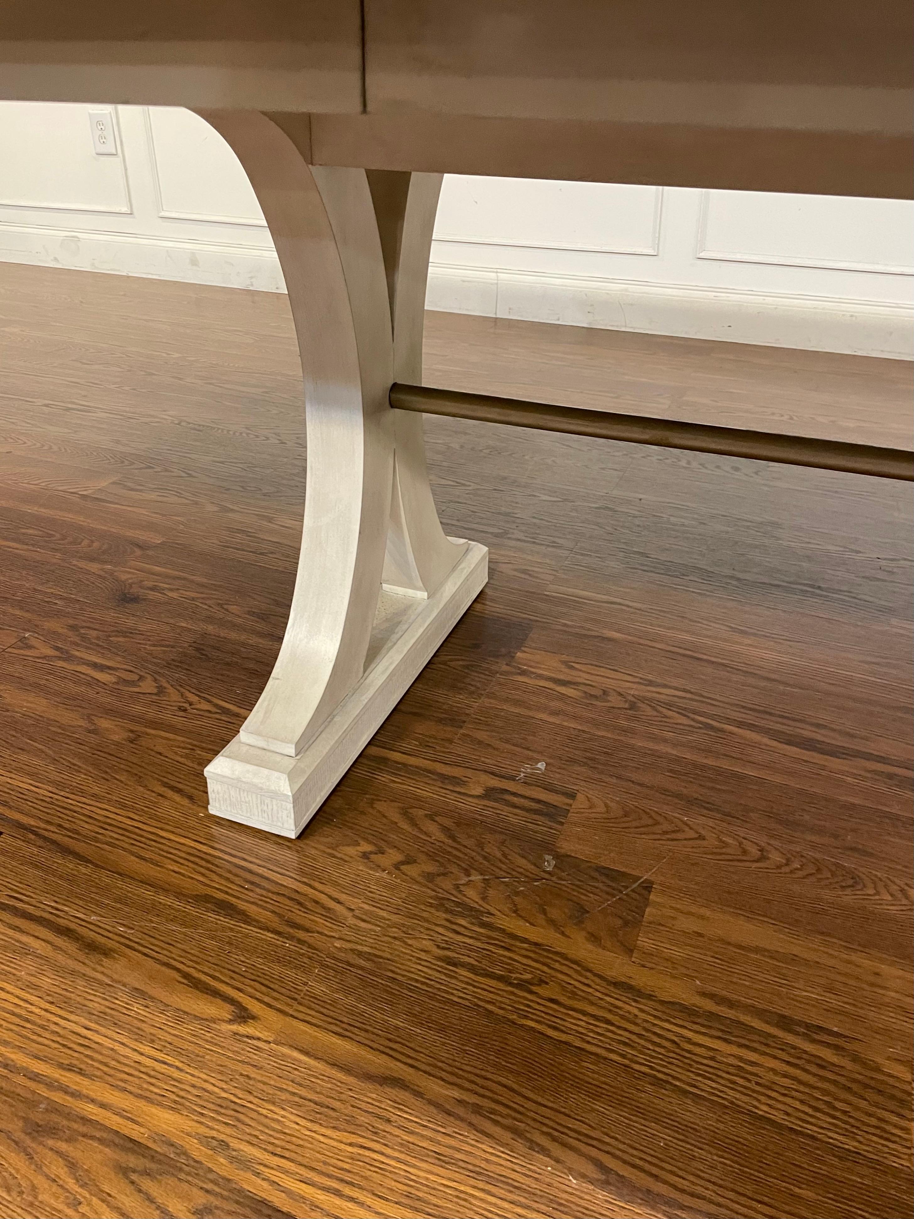 Table de salle à manger originale en chêne avec finition péninsule par Century Furniture en vente 1