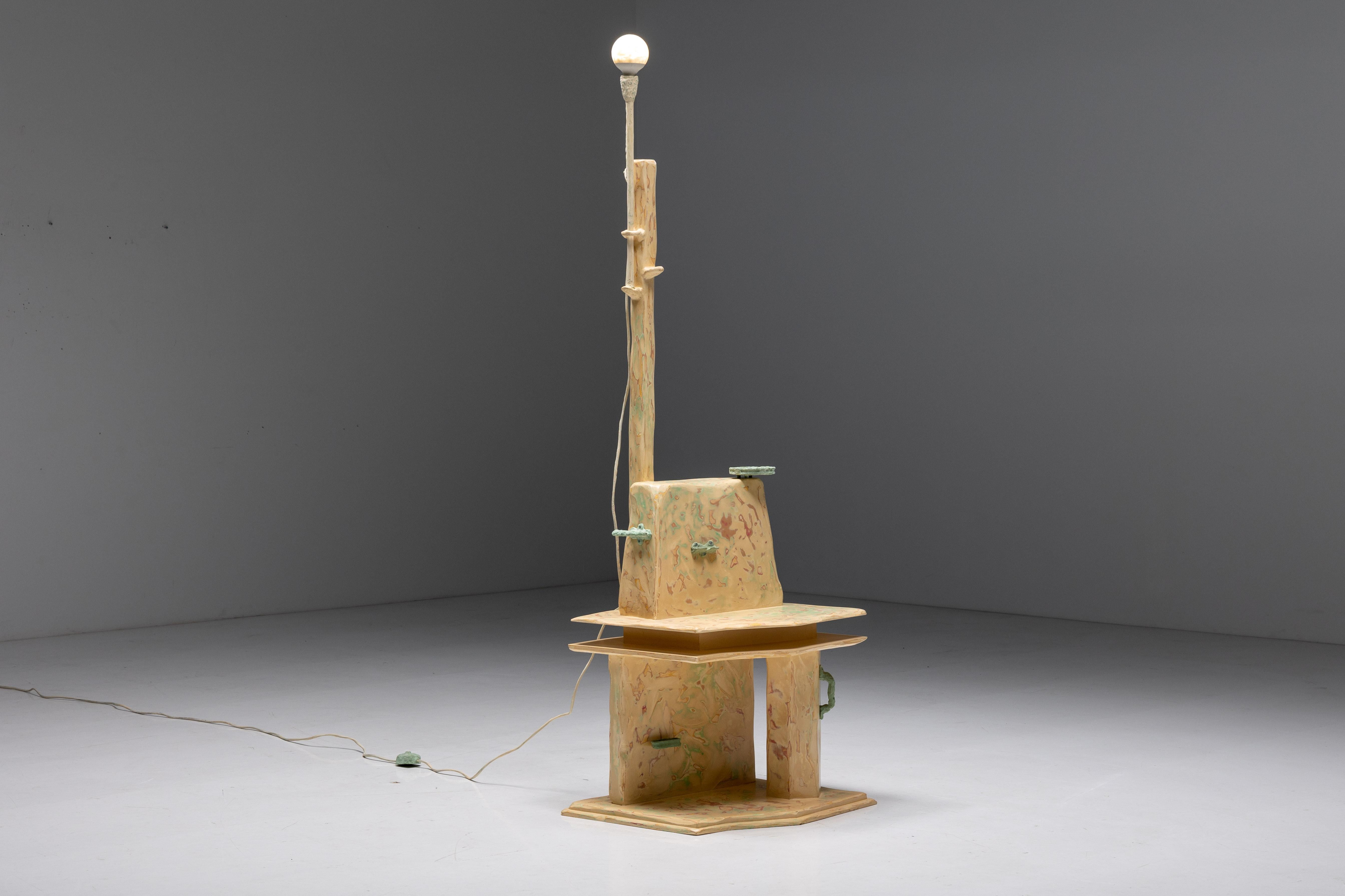 Le Totem Casual Ritual avec lumière mobile du designer parisien Thomas Ballouhey. Avec une formation en design de produits de l'ESAD de Reims et un diplôme du prestigieux Contextual Design Master Course de la Design Academy Eindhoven en 2016, le