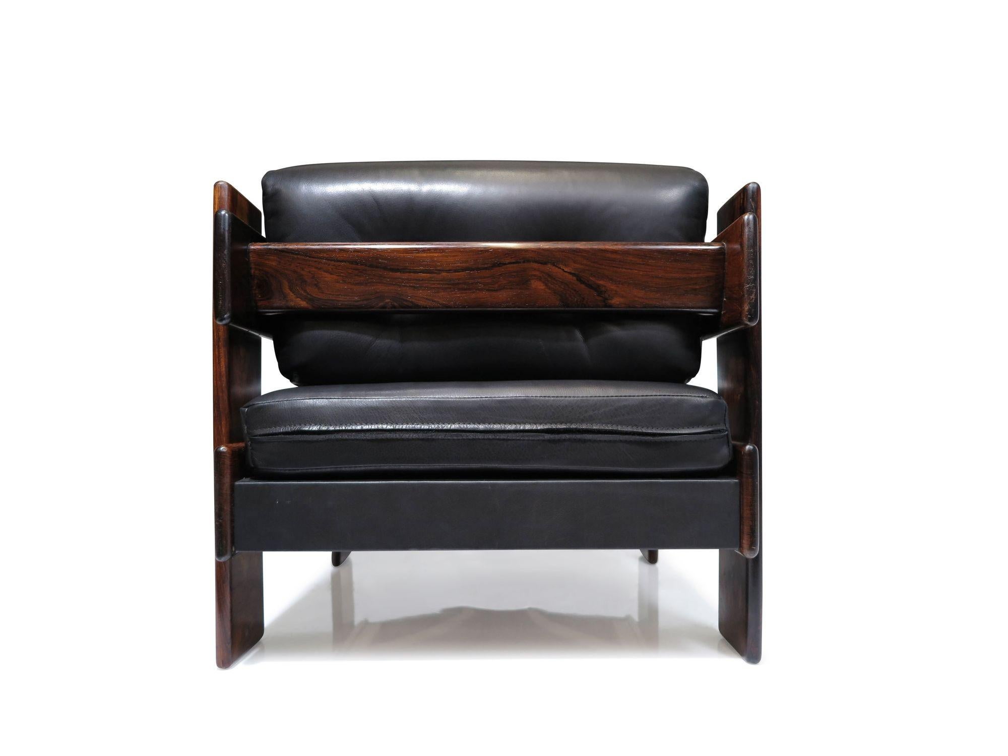 Casulo Brazilian Modern Rosewood Lounge Chair in Black Leather For Sale 2