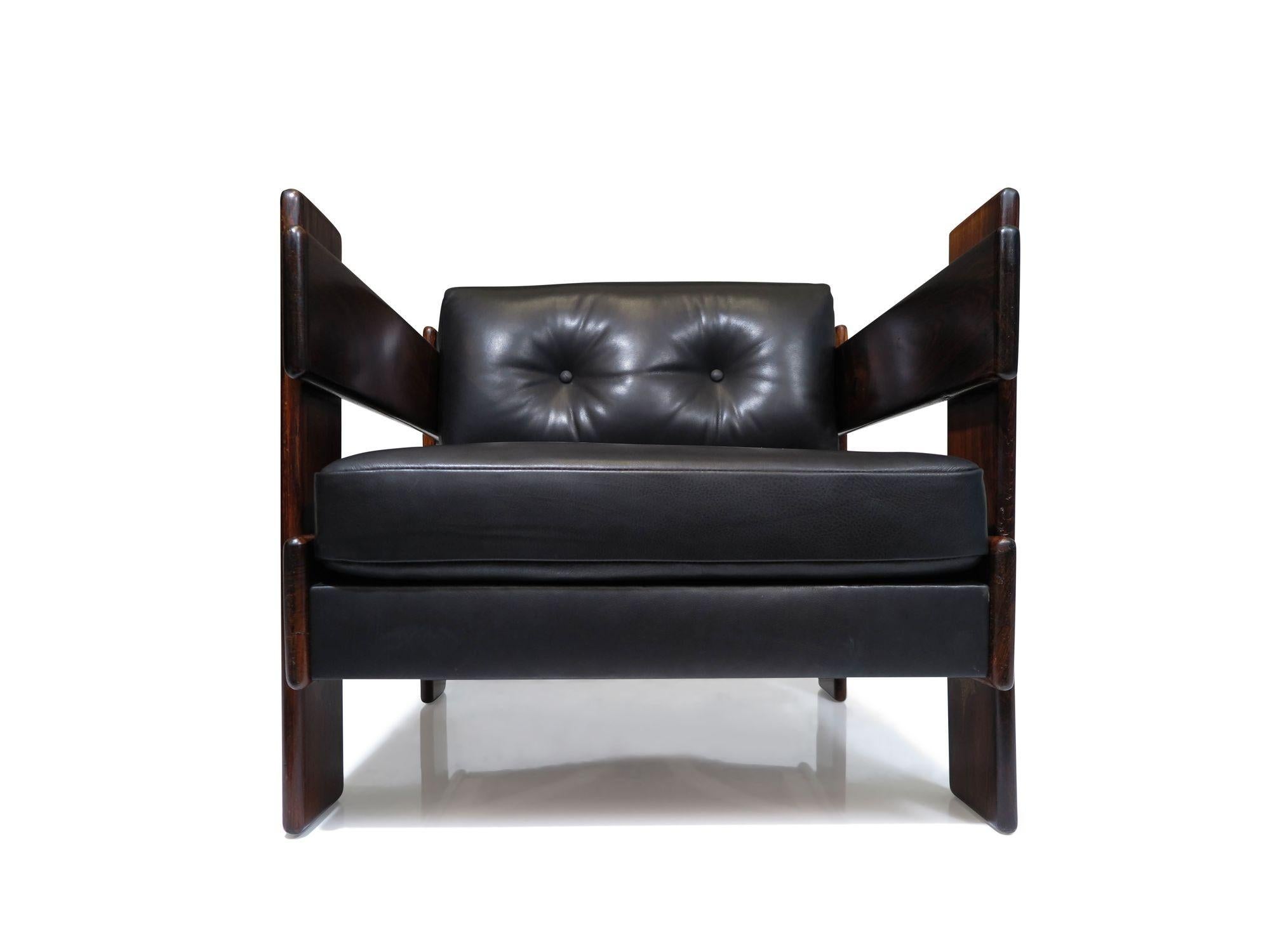 Casulo Brazilian Modern Rosewood Lounge Chair in Black Leather For Sale 3