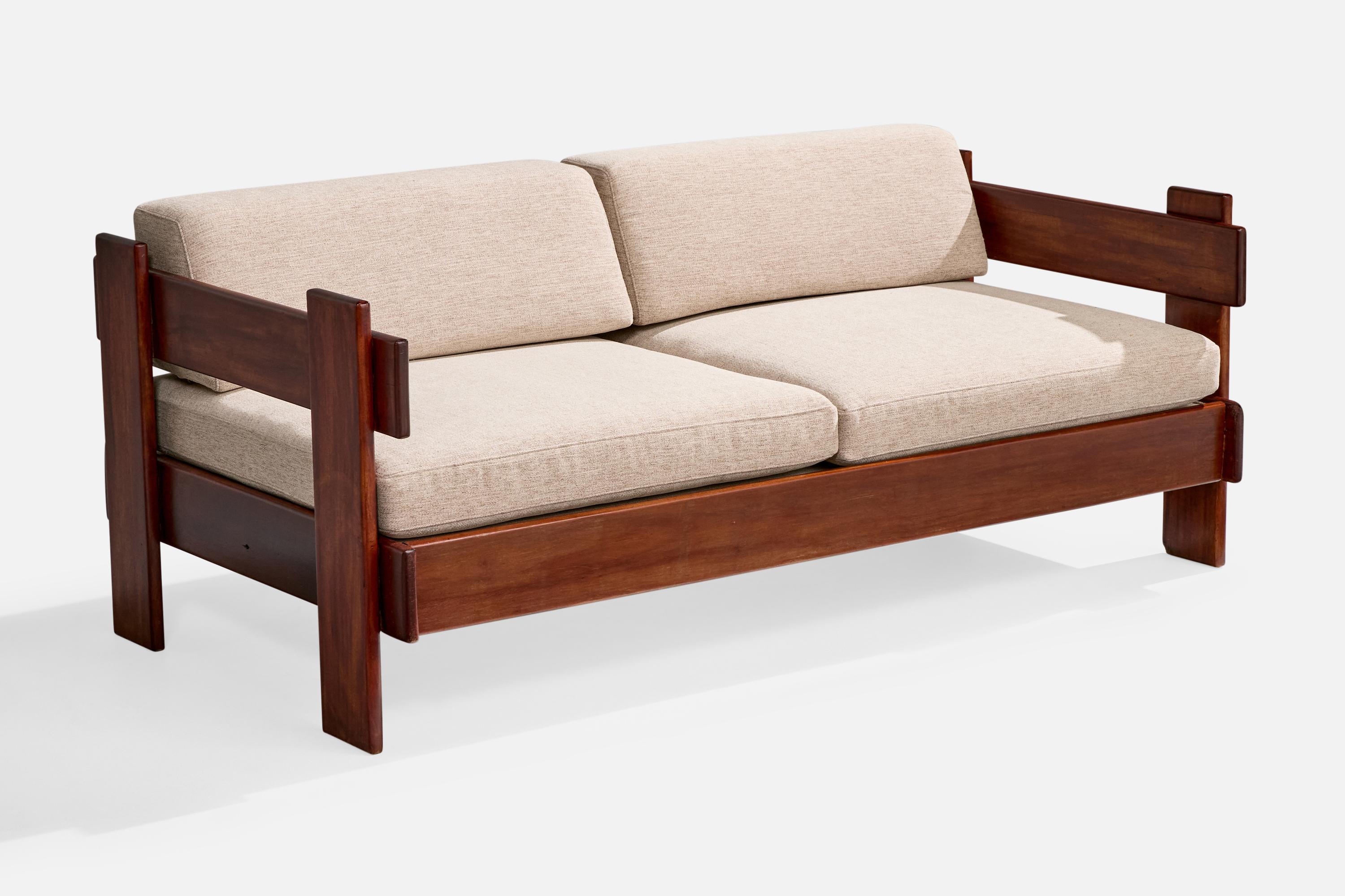 Divano in legno e tessuto bianco sporco prodotto da Casulo, Brasile, anni '60 circa.

Dimensioni complessive (pollici): 27.75 