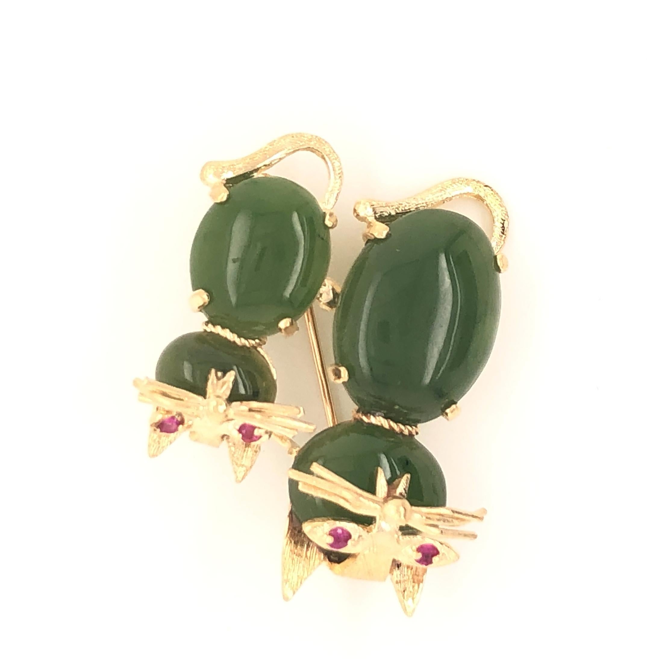 Adorable pair of cats 14k yellow gold brooch with nephrite jade bodies and ruby eyes. Unmarked gold acid tests as 14k.
