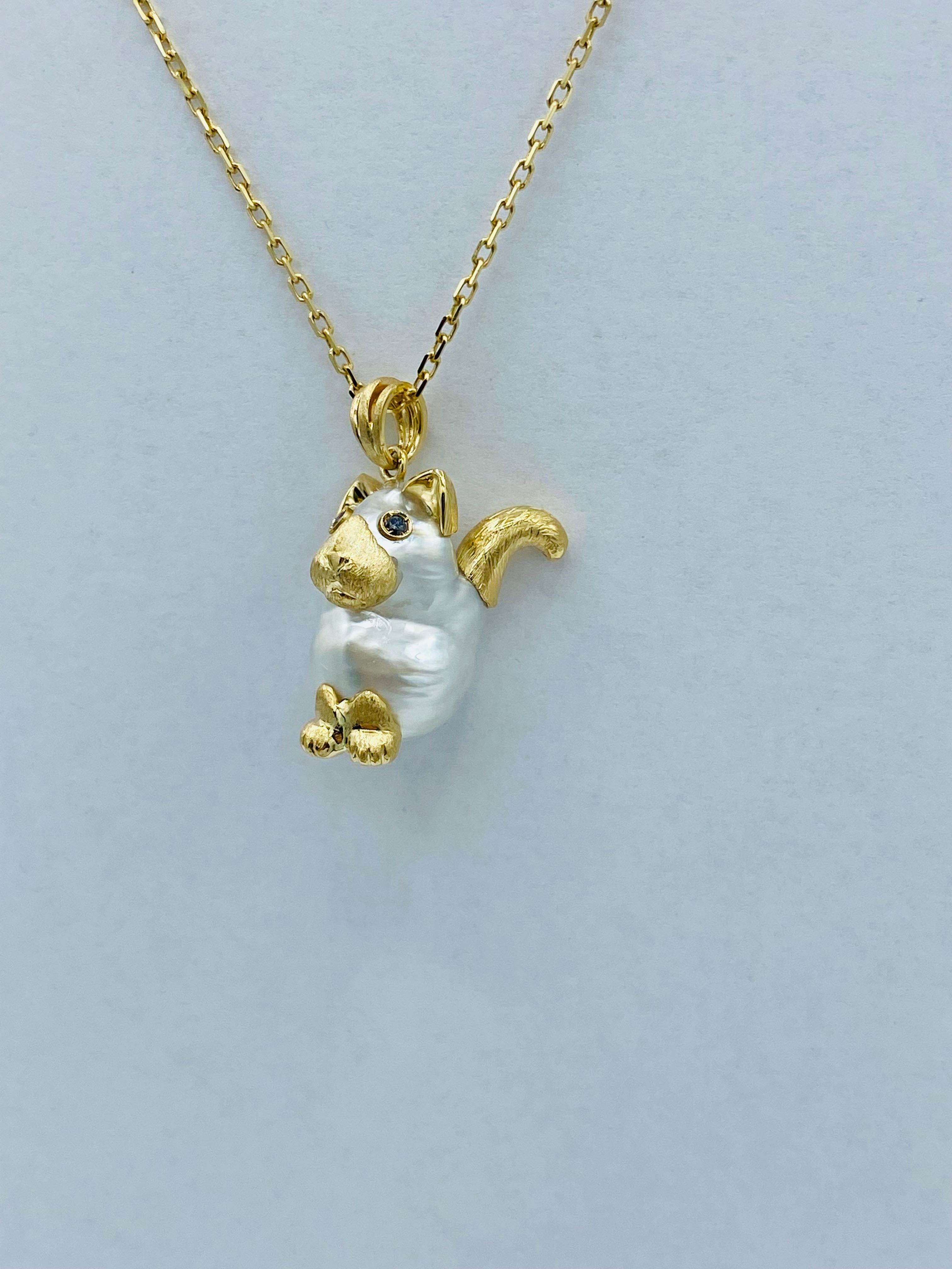 Cat Australian Pearl 18Kt Yellow Gold Pendant/ Necklace Black Diamond
I made this cute kitty, inspired by the shape of this Australian pearl. I added some 18Kt gold details: tail, ears, eyes, paws and nose. This pendant is completely handmade and