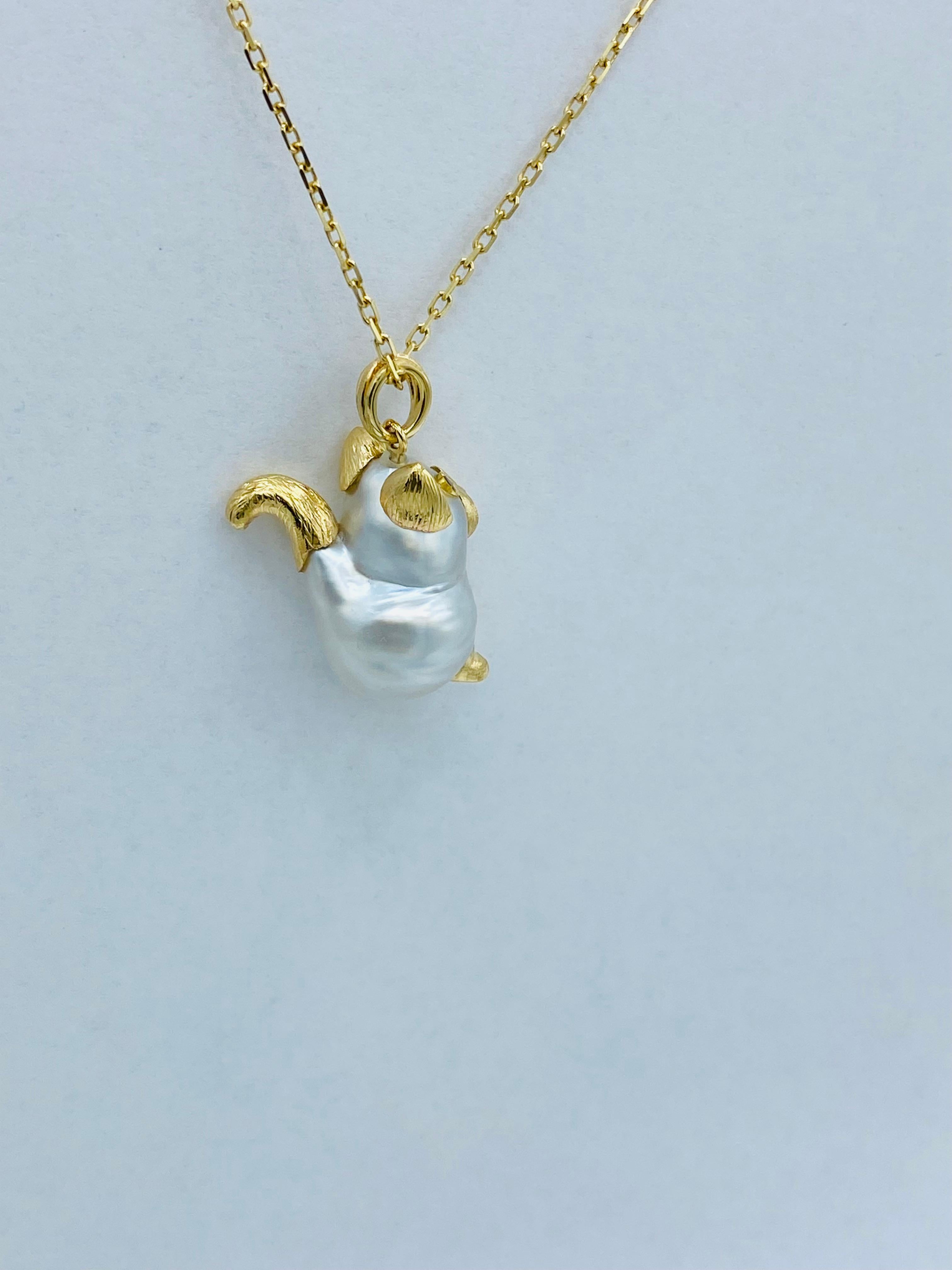 Taille ronde Pendentif/ collier chat en or jaune 18 carats avec perles d'Australie et diamants noirs en vente