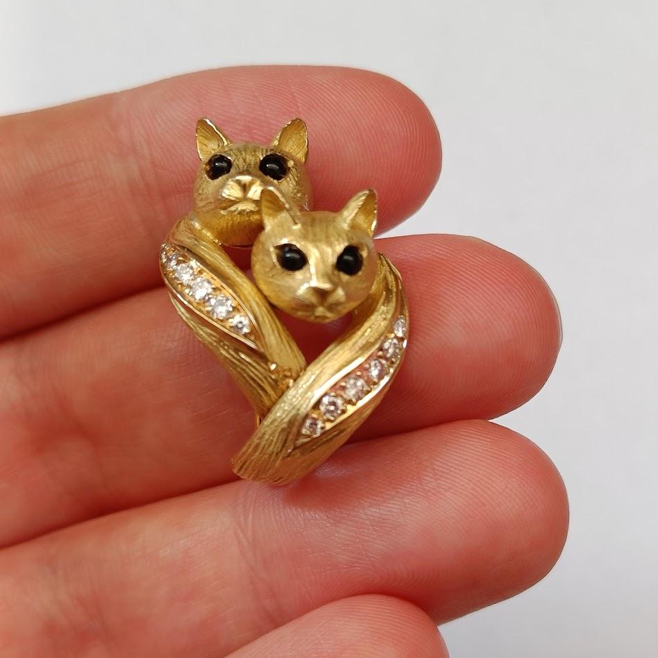 Cat Brooch Gold 18k, Diamonds and Onyx - Jean and Pierre Bellin, France 1980s In Good Condition For Sale In Magenta, IT